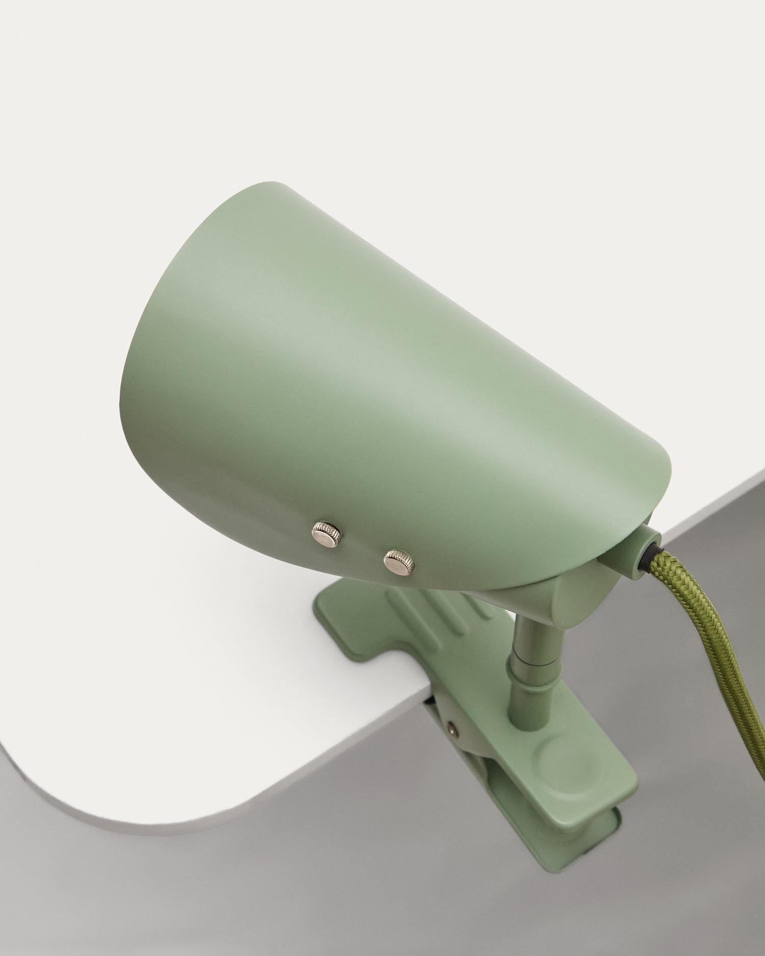 Kleine Lampe mit Klemme Jula aus grünem Metall in Grün präsentiert im Onlineshop von KAQTU Design AG. Wandleuchte ist von Kave Home