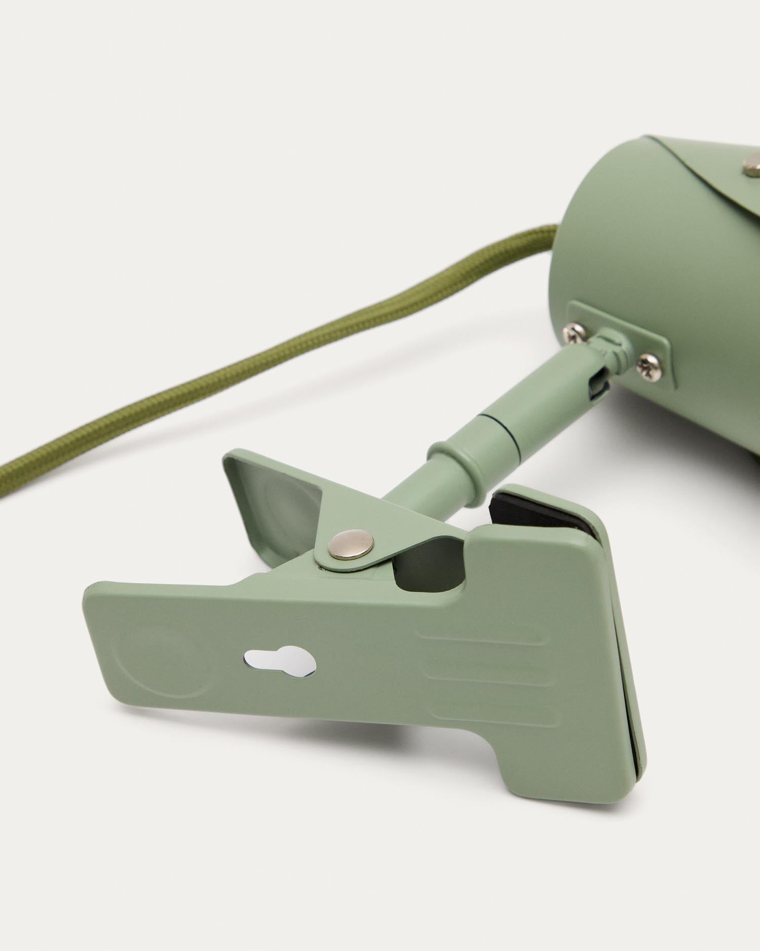 Kleine Lampe mit Klemme Jula aus grünem Metall in Grün präsentiert im Onlineshop von KAQTU Design AG. Wandleuchte ist von Kave Home