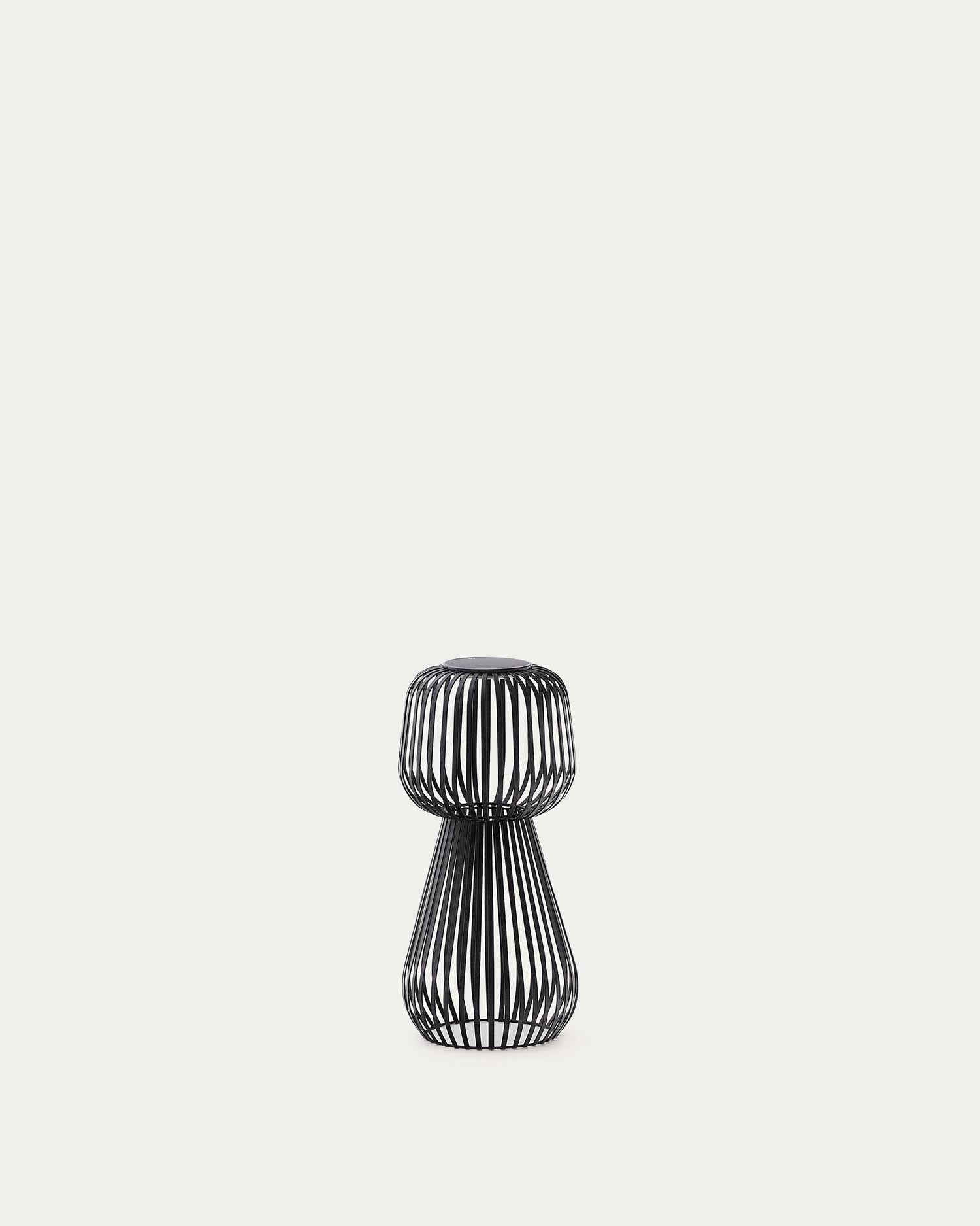 Solar-Tischlampe Reiba aus schwarzem Metall in Schwarz präsentiert im Onlineshop von KAQTU Design AG. Outdoor-Beleuchtung ist von Kave Home