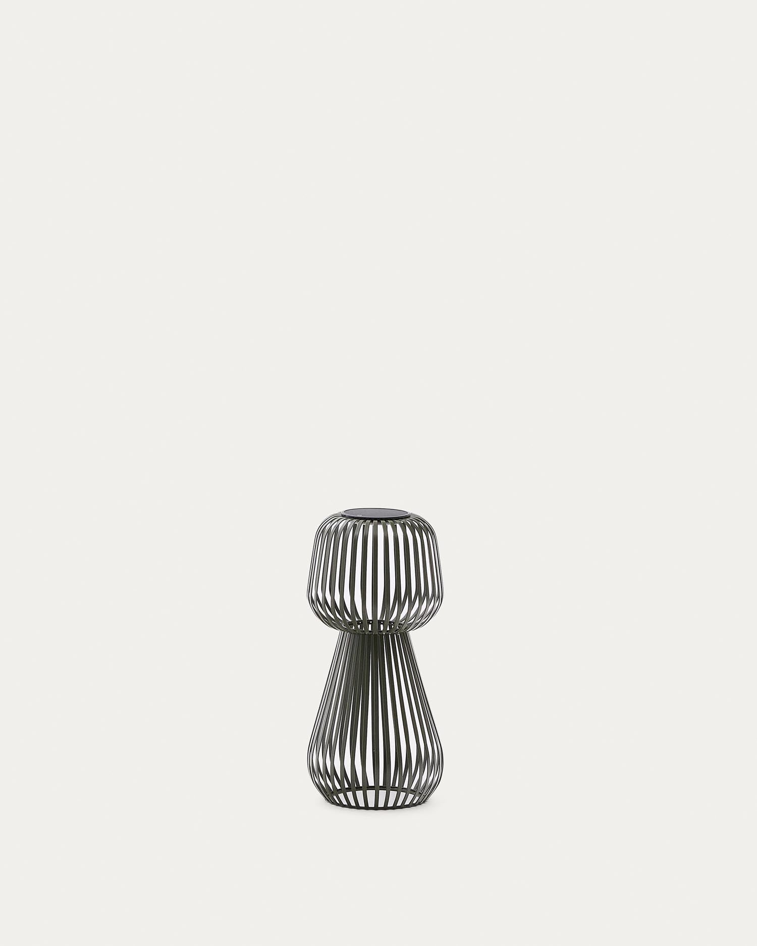 Solar-Tischlampe Reiba aus grünem Metall in Grün präsentiert im Onlineshop von KAQTU Design AG. Outdoor-Beleuchtung ist von Kave Home