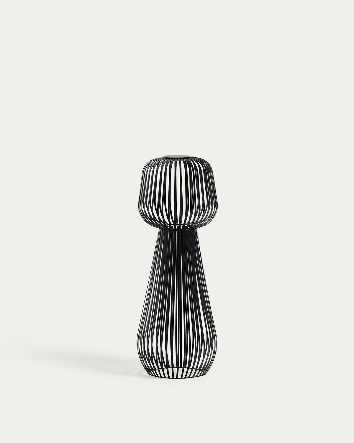 Solar-Stehlampe Reiba aus schwarzem Metall in Schwarz präsentiert im Onlineshop von KAQTU Design AG. Outdoor Stehleuchte ist von Kave Home