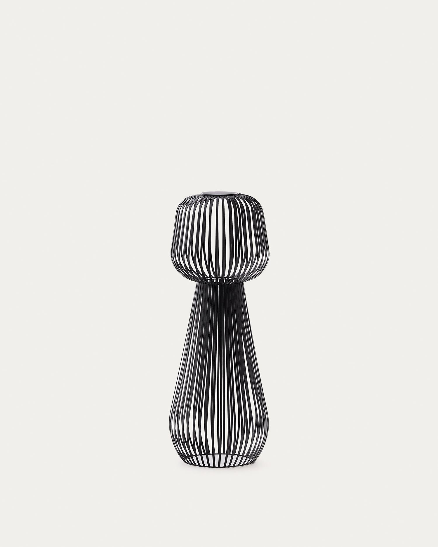 Solar-Stehlampe Reiba aus schwarzem Metall in Schwarz präsentiert im Onlineshop von KAQTU Design AG. Outdoor-Beleuchtung ist von Kave Home