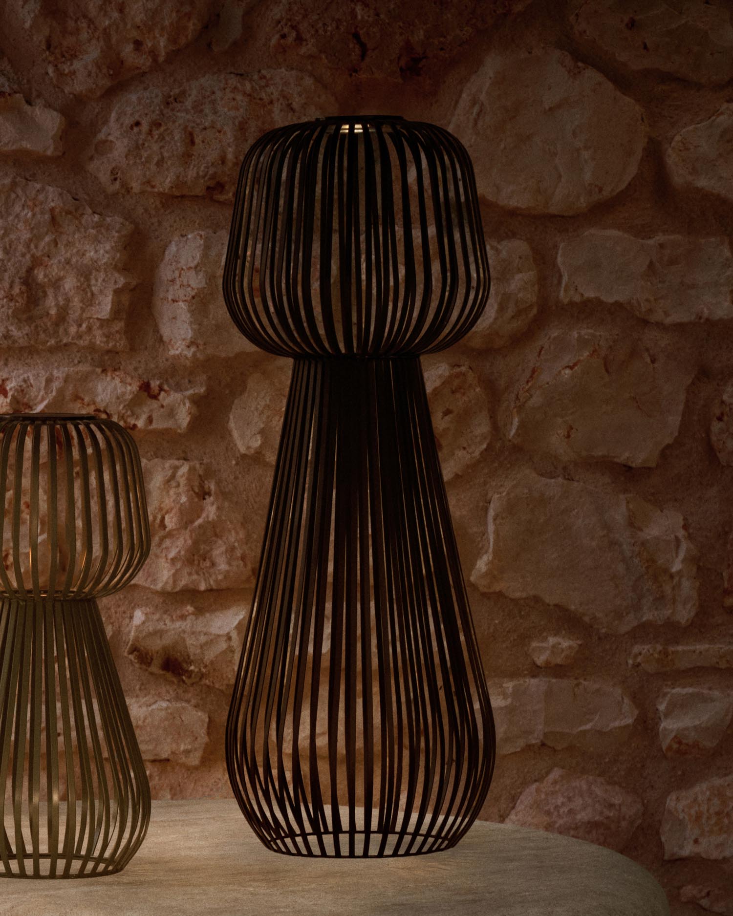 Solar-Stehlampe Reiba aus schwarzem Metall in Schwarz präsentiert im Onlineshop von KAQTU Design AG. Outdoor-Beleuchtung ist von Kave Home