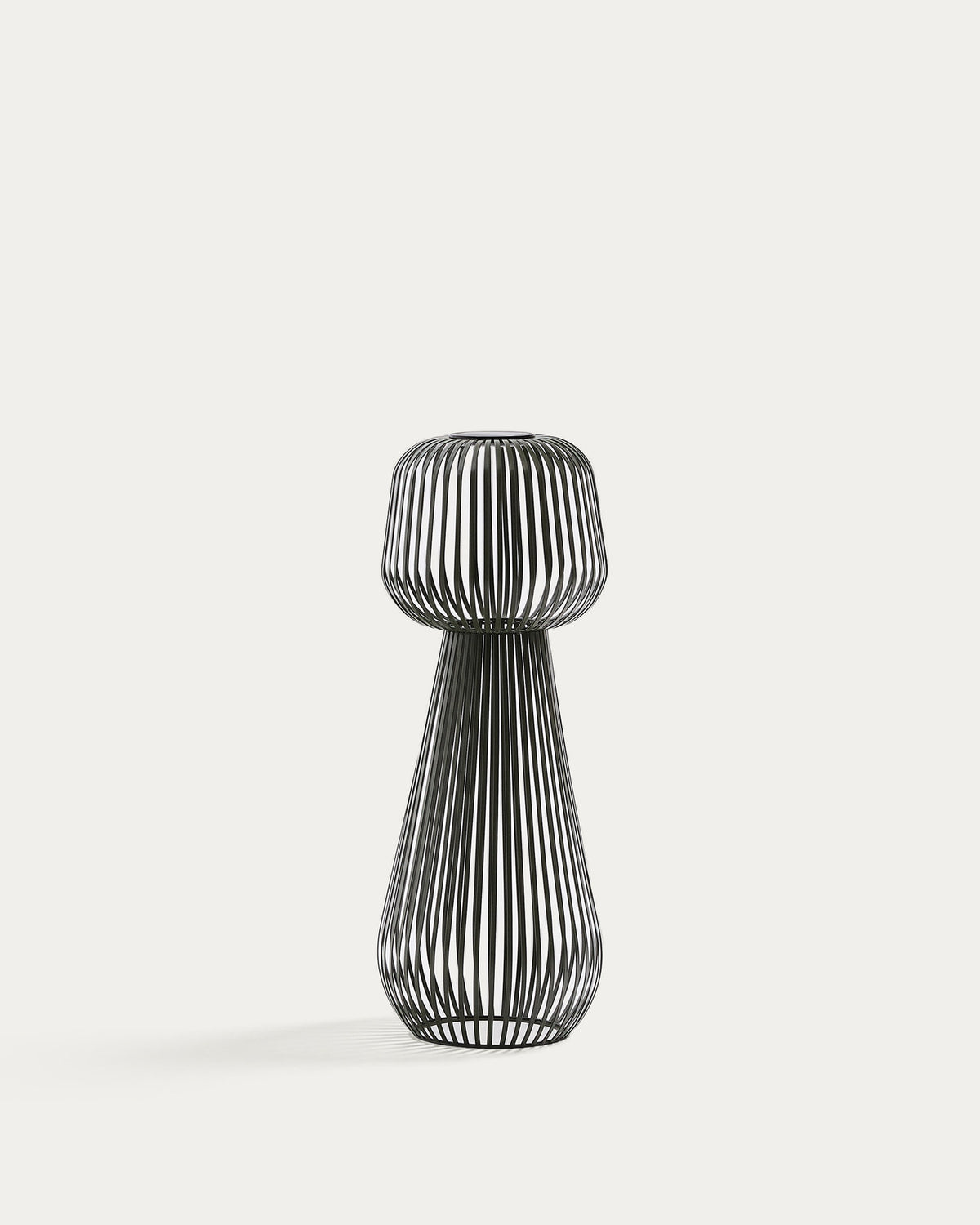 Solar-Stehlampe Reiba aus grünem Metall in Grün präsentiert im Onlineshop von KAQTU Design AG. Outdoor Stehleuchte ist von Kave Home