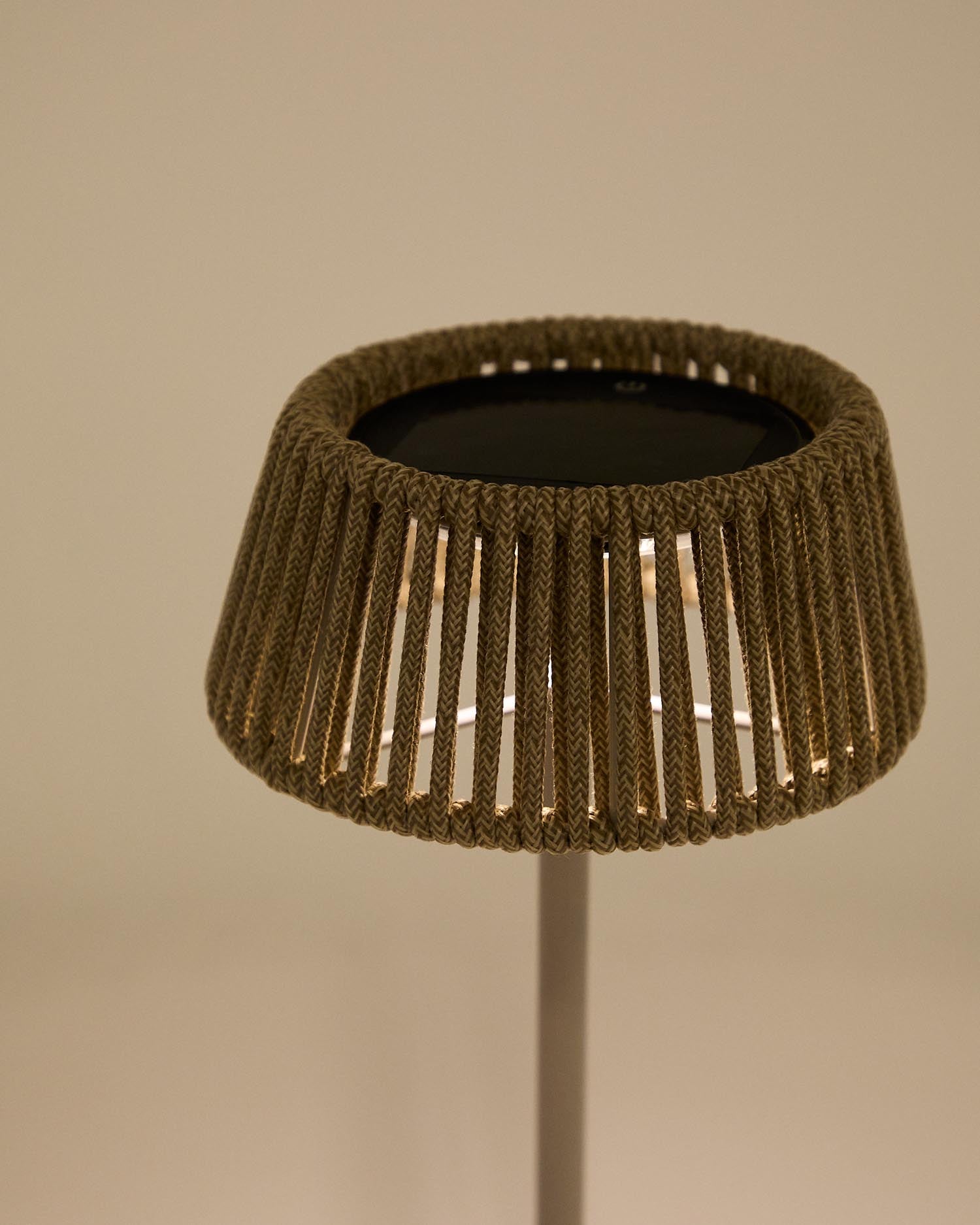 Outdoor-Solar-Tischlampe Aldet aus beige marmoriertem Seil und beigem Metallsockel in Hellgrau präsentiert im Onlineshop von KAQTU Design AG. Outdoor-Beleuchtung ist von Kave Home