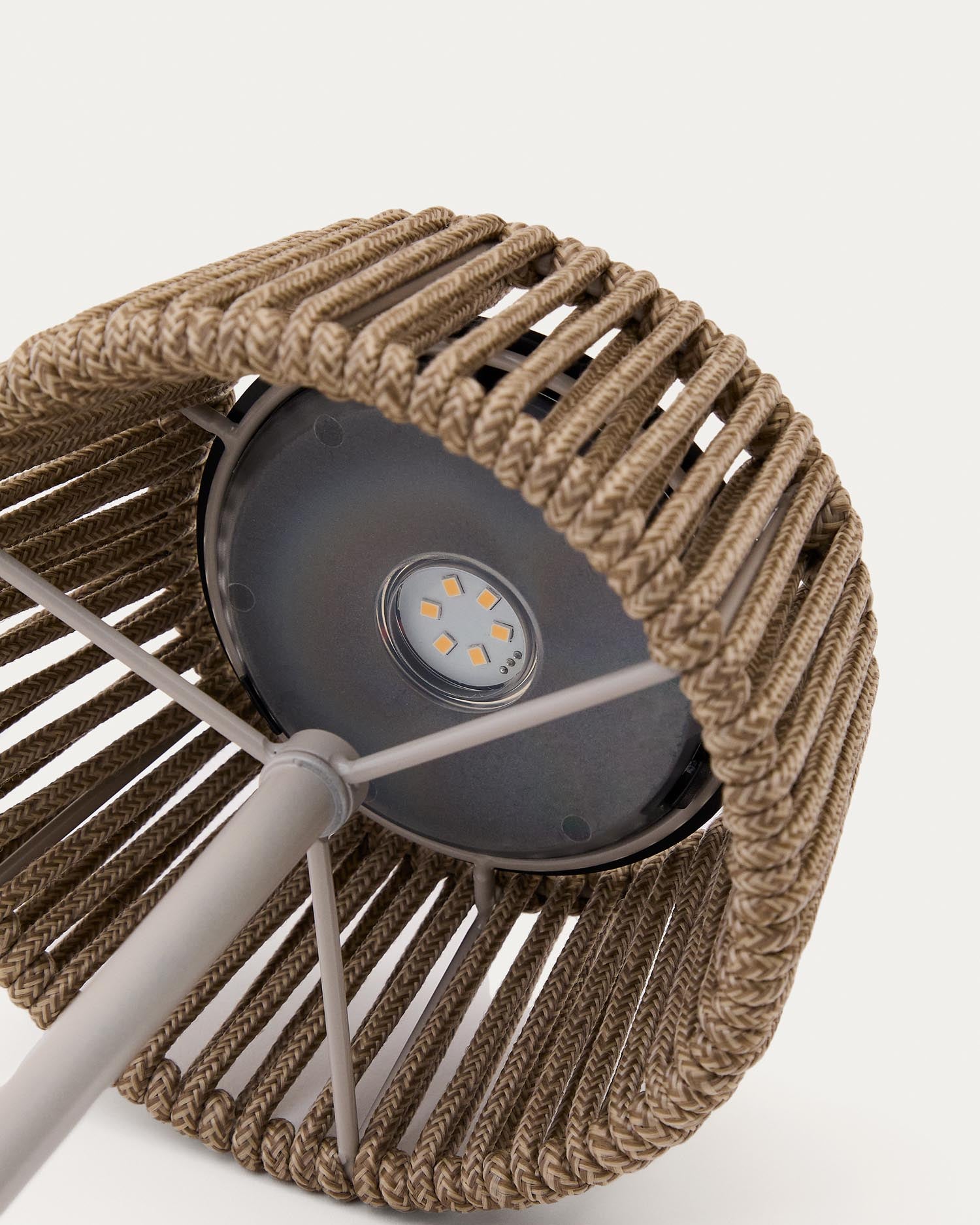 Outdoor-Solar-Tischlampe Aldet aus beige marmoriertem Seil und beigem Metallsockel in Hellgrau präsentiert im Onlineshop von KAQTU Design AG. Outdoor-Beleuchtung ist von Kave Home