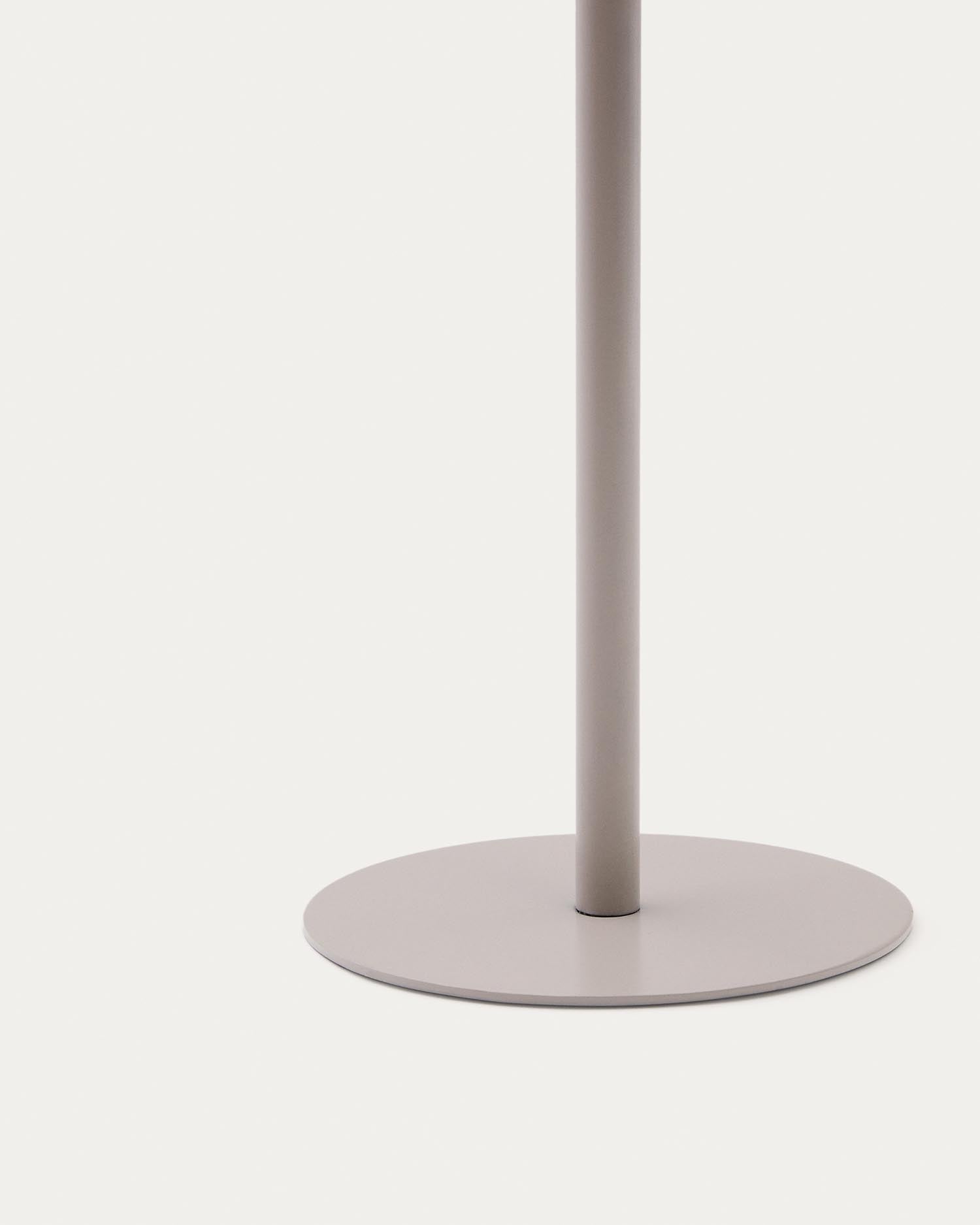 Outdoor-Solar-Tischlampe Aldet aus beige marmoriertem Seil und beigem Metallsockel in Hellgrau präsentiert im Onlineshop von KAQTU Design AG. Outdoor-Beleuchtung ist von Kave Home