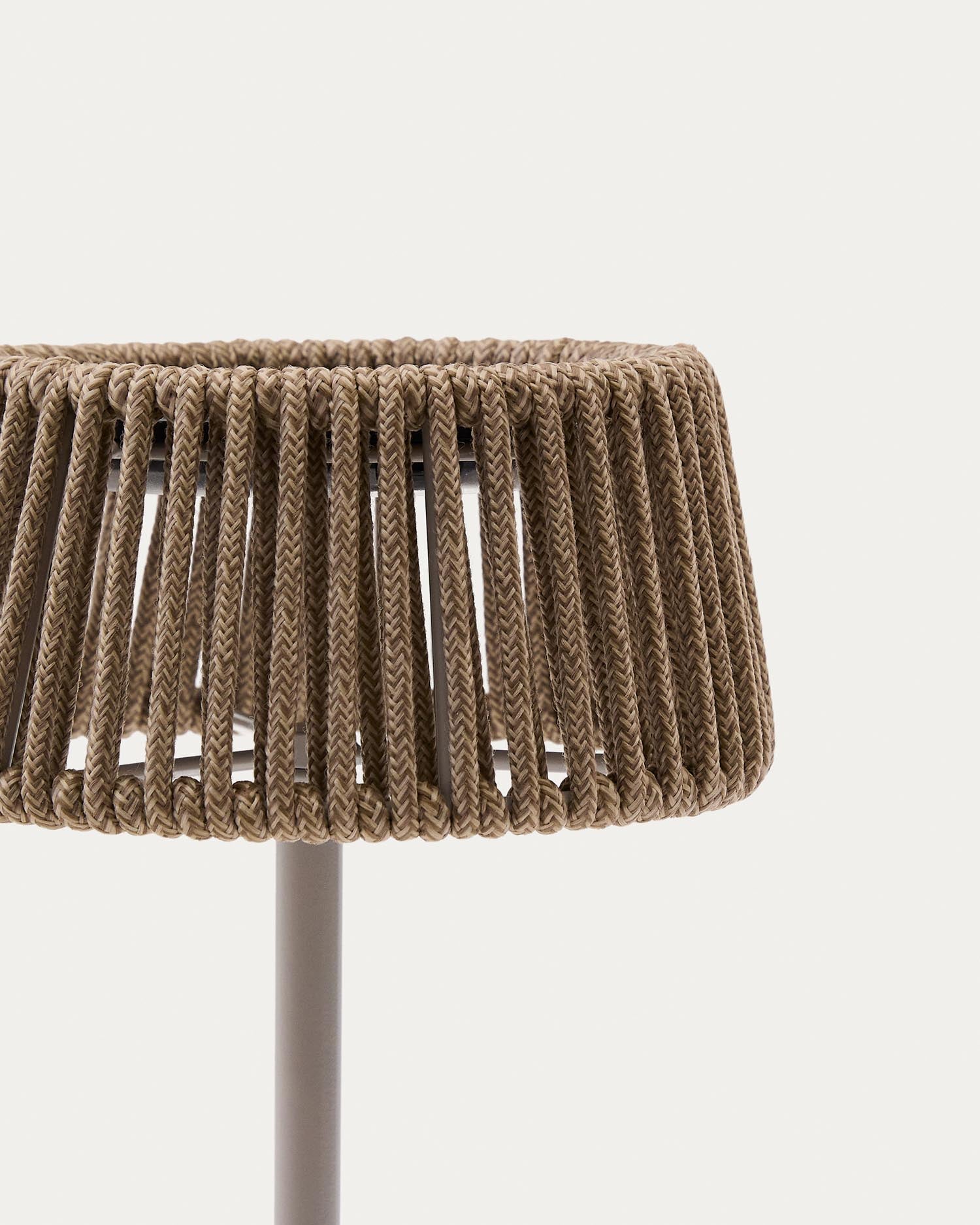 Outdoor-Solar-Tischlampe Aldet aus beige marmoriertem Seil und beigem Metallsockel in Hellgrau präsentiert im Onlineshop von KAQTU Design AG. Outdoor-Beleuchtung ist von Kave Home