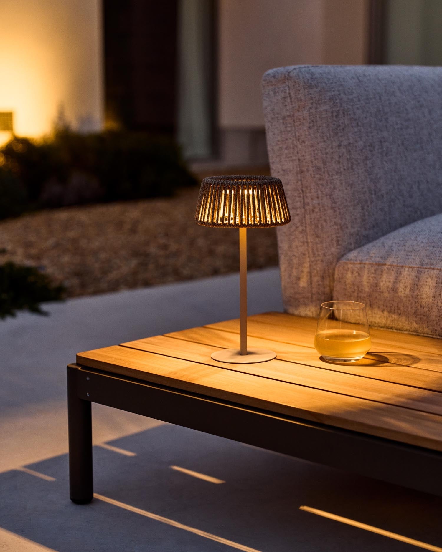 Outdoor-Solar-Tischlampe Aldet aus beige marmoriertem Seil und beigem Metallsockel in Hellgrau präsentiert im Onlineshop von KAQTU Design AG. Outdoor-Beleuchtung ist von Kave Home