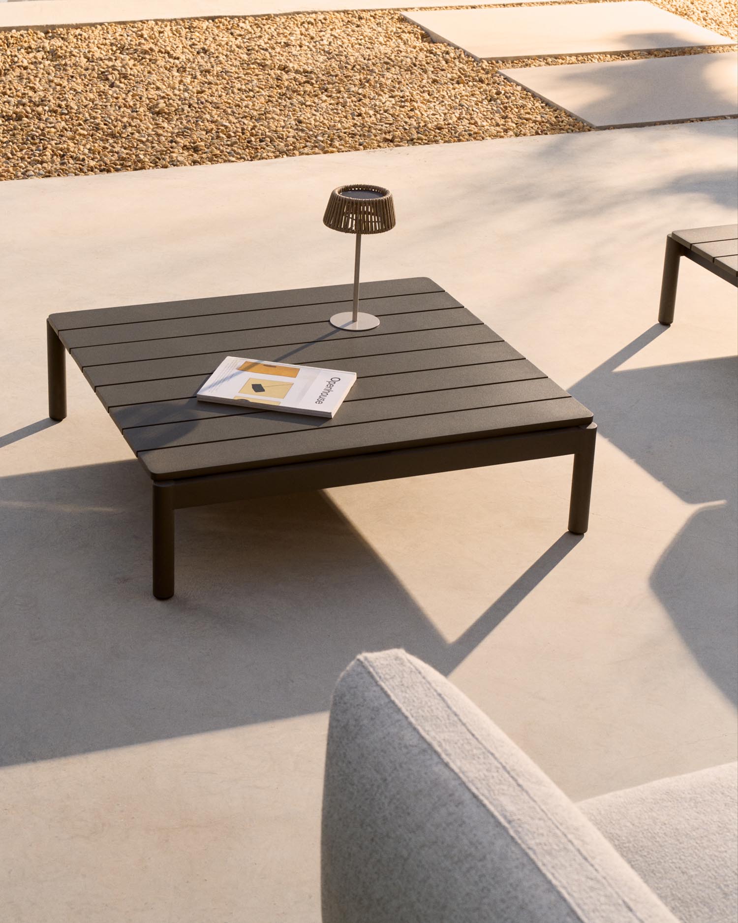 Outdoor-Solar-Tischlampe Aldet aus beige marmoriertem Seil und beigem Metallsockel in Hellgrau präsentiert im Onlineshop von KAQTU Design AG. Outdoor-Beleuchtung ist von Kave Home