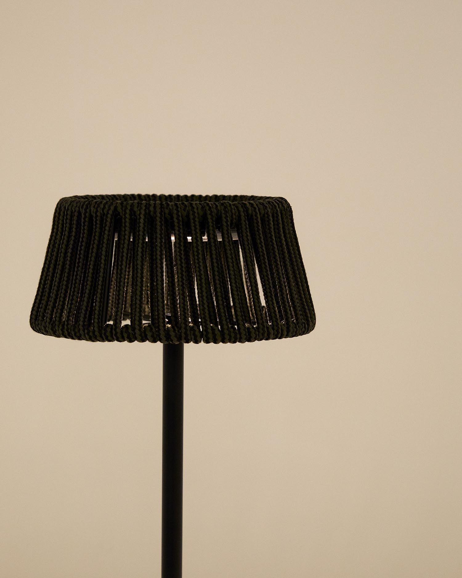Outdoor-Solar-Tischlampe Aldet aus schwarz-grün marmoriertem Seil und schwarzem Metallsockel in Grün präsentiert im Onlineshop von KAQTU Design AG. Outdoor-Beleuchtung ist von Kave Home
