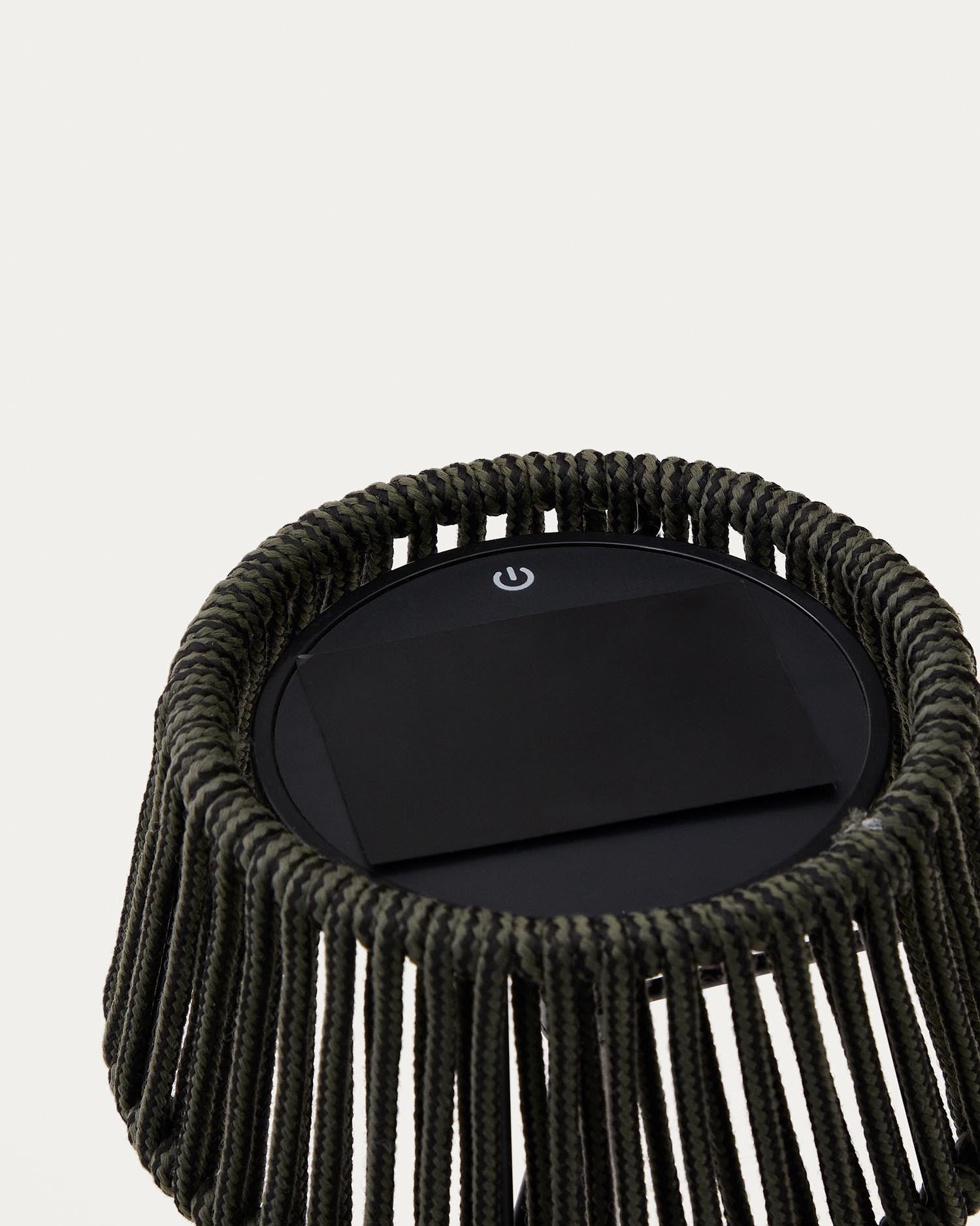 Outdoor-Solar-Tischlampe Aldet aus schwarz-grün marmoriertem Seil und schwarzem Metallsockel in Grün präsentiert im Onlineshop von KAQTU Design AG. Outdoor-Beleuchtung ist von Kave Home