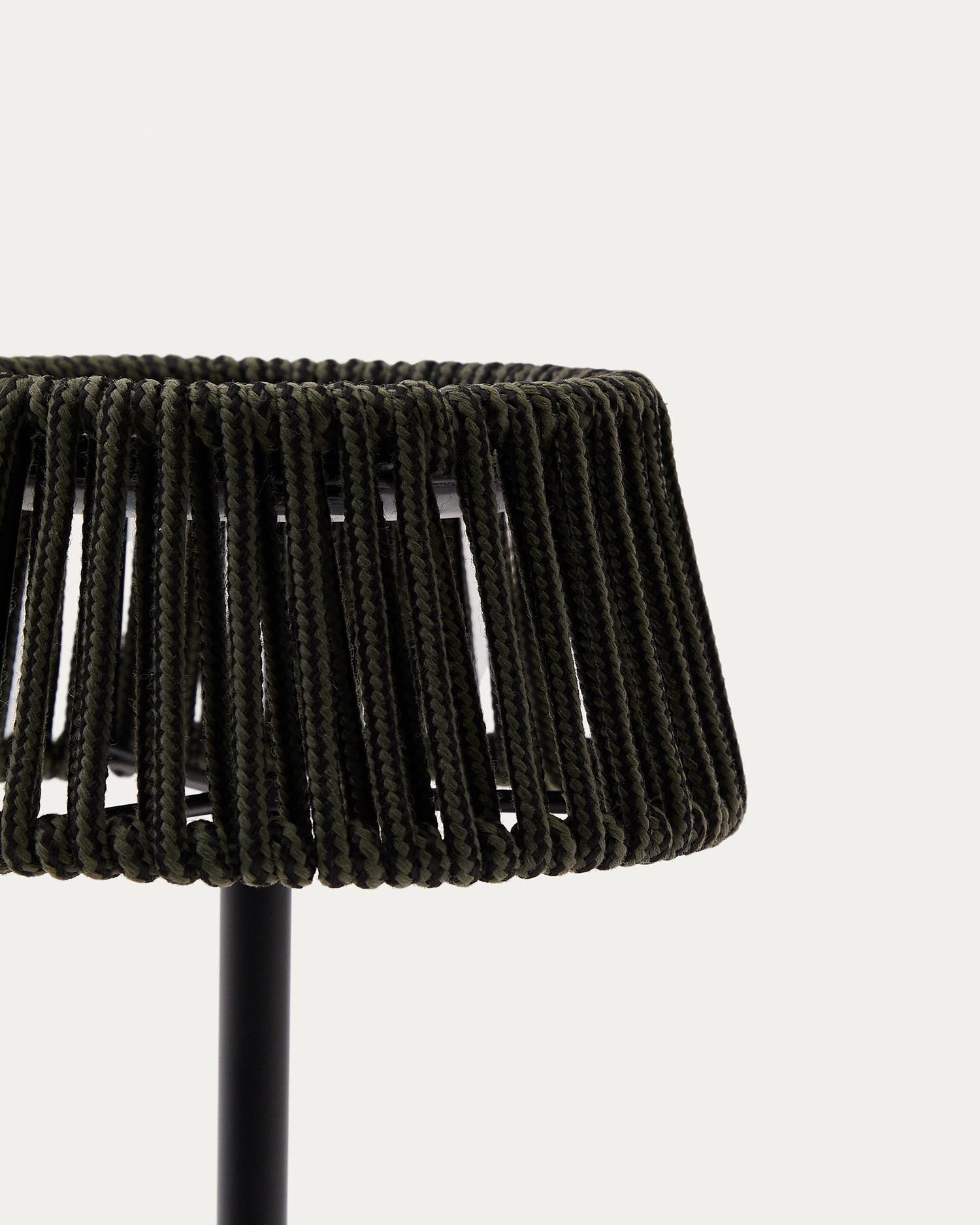 Outdoor-Solar-Tischlampe Aldet aus schwarz-grün marmoriertem Seil und schwarzem Metallsockel in Grün präsentiert im Onlineshop von KAQTU Design AG. Outdoor-Beleuchtung ist von Kave Home