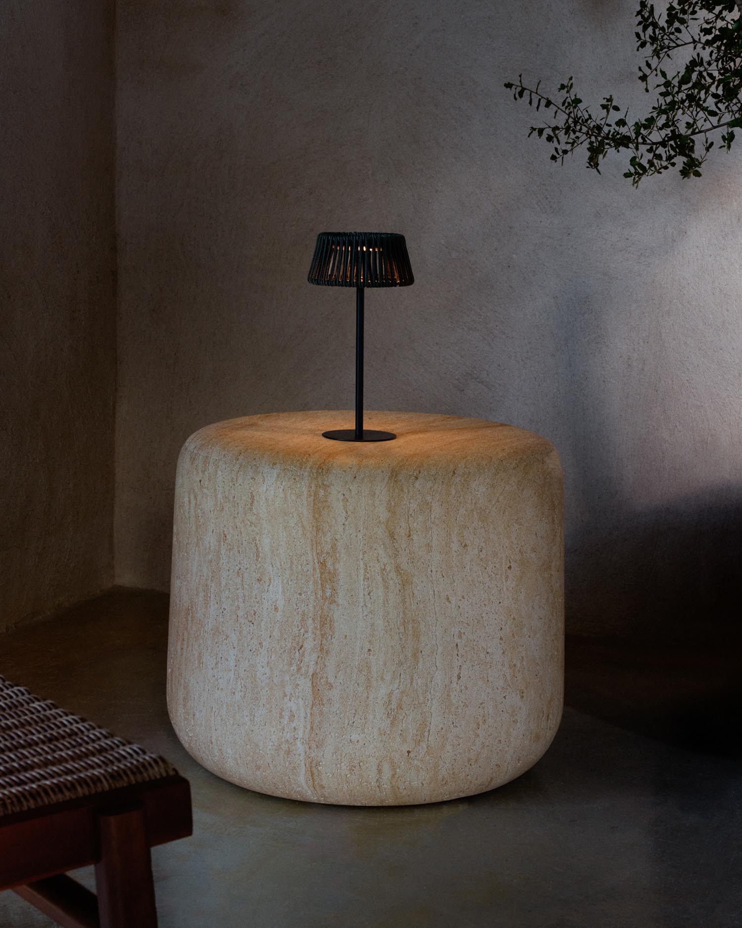 Outdoor-Solar-Tischlampe Aldet aus schwarz-grün marmoriertem Seil und schwarzem Metallsockel in Grün präsentiert im Onlineshop von KAQTU Design AG. Outdoor-Beleuchtung ist von Kave Home