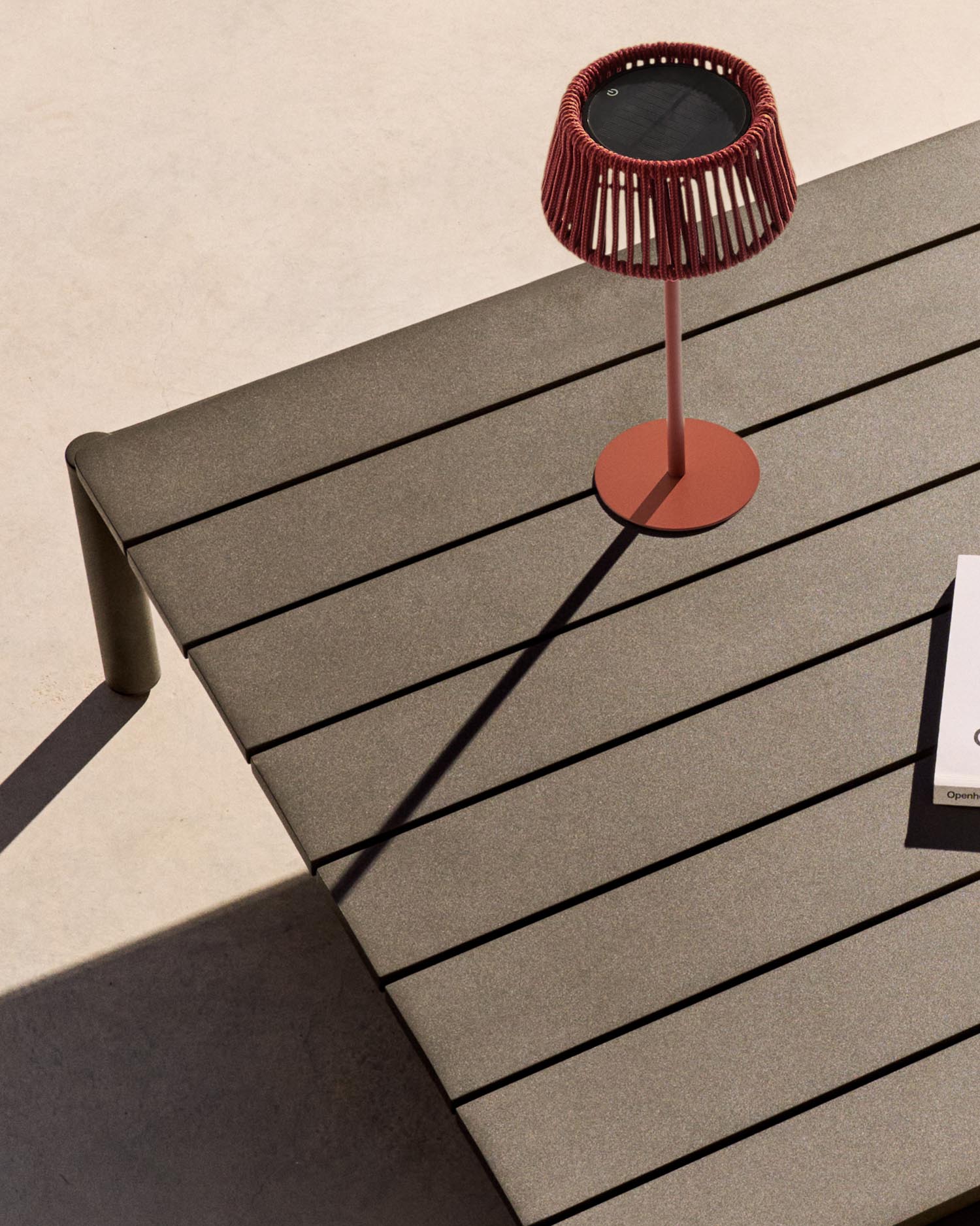 Outdoor-Solar-Tischlampe Aldet aus terrakottafarben marmoriertem Seil und terrakottafarbenem Metallsockel in Terrakotta präsentiert im Onlineshop von KAQTU Design AG. Outdoor-Beleuchtung ist von Kave Home