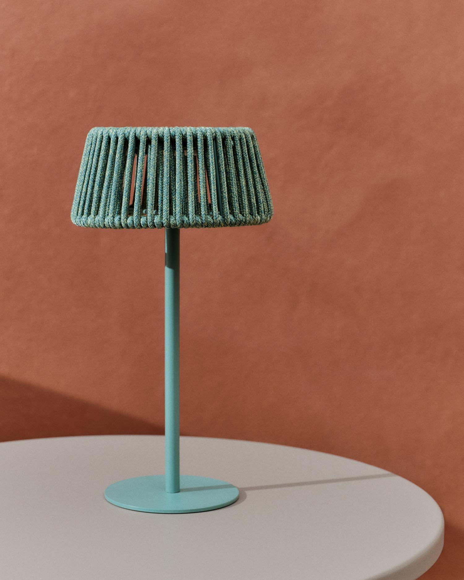 Outdoor-Solar-Tischlampe Aldet aus türkisfarbenem Seil in Türkis präsentiert im Onlineshop von KAQTU Design AG. Outdoor-Beleuchtung ist von Kave Home