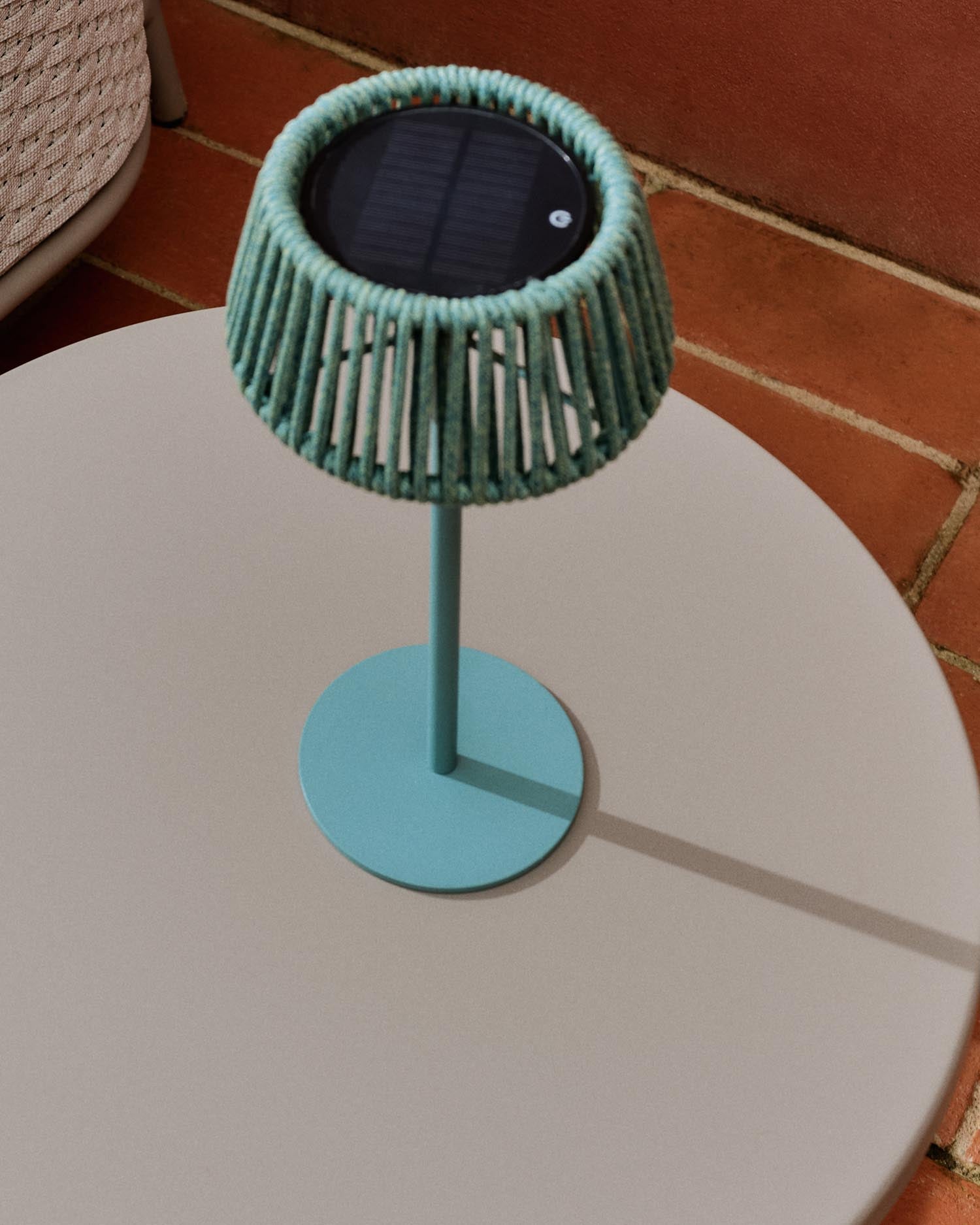 Outdoor-Solar-Tischlampe Aldet aus türkisfarbenem Seil in Türkis präsentiert im Onlineshop von KAQTU Design AG. Outdoor-Beleuchtung ist von Kave Home