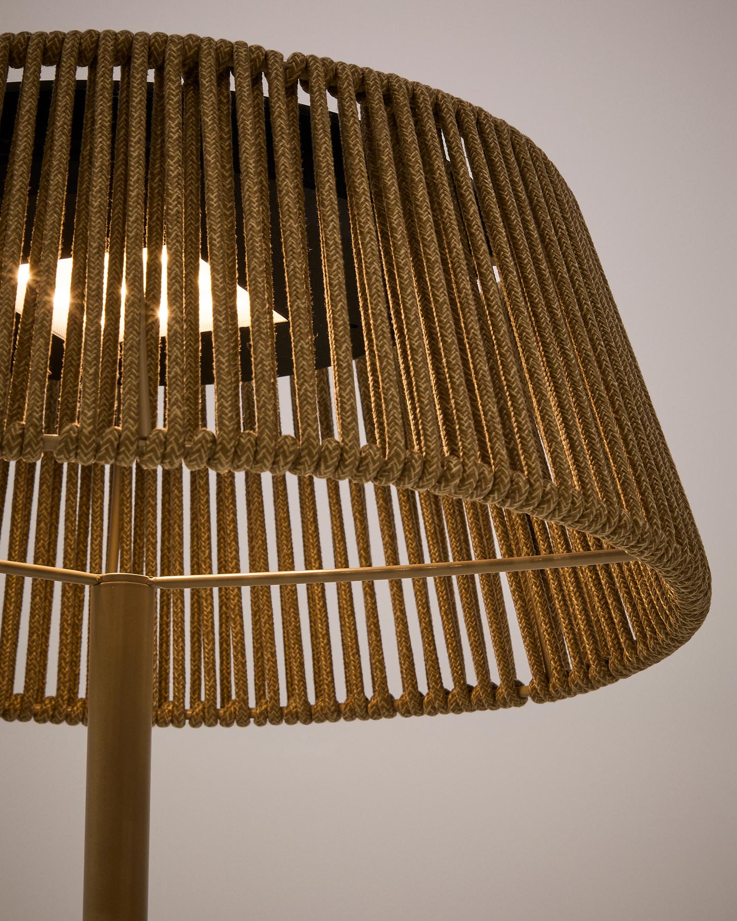 Outdoor-Solar-Stehlampe Aldet aus beige marmoriertem Seil und beigem Metallsockel Ø 46 cm in Beige präsentiert im Onlineshop von KAQTU Design AG. Outdoor-Beleuchtung ist von Kave Home