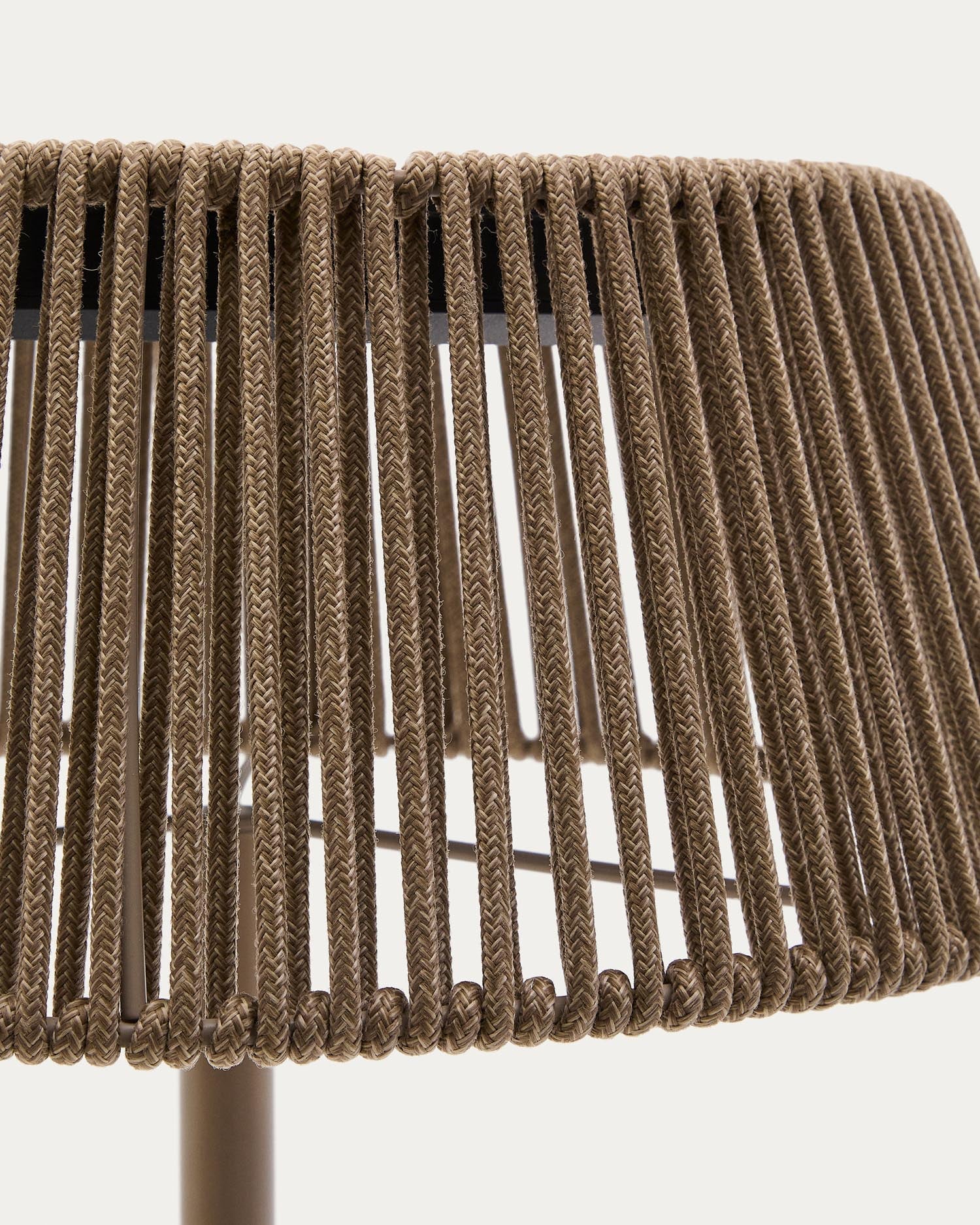 Outdoor-Solar-Stehlampe Aldet aus beige marmoriertem Seil und beigem Metallsockel Ø 46 cm in Beige präsentiert im Onlineshop von KAQTU Design AG. Outdoor-Beleuchtung ist von Kave Home