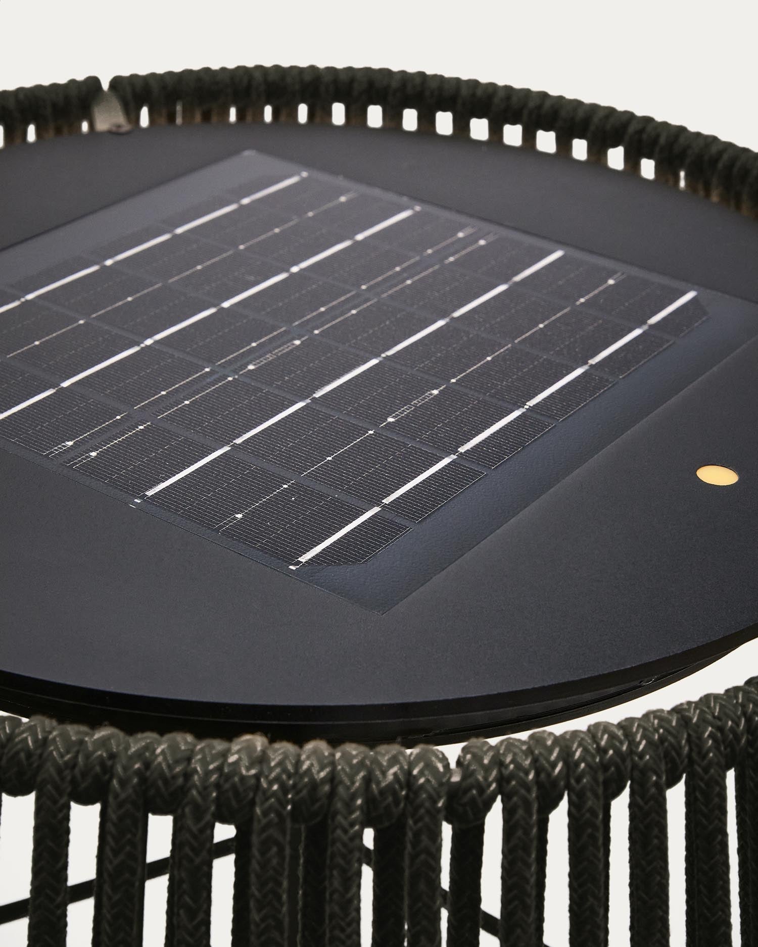 Outdoor-Solar-Stehlampe Aldet aus schwarz-grün marmoriertem Seil und schwarzem Metallsockel Ø 46 cm in Grün präsentiert im Onlineshop von KAQTU Design AG. Outdoor-Beleuchtung ist von Kave Home