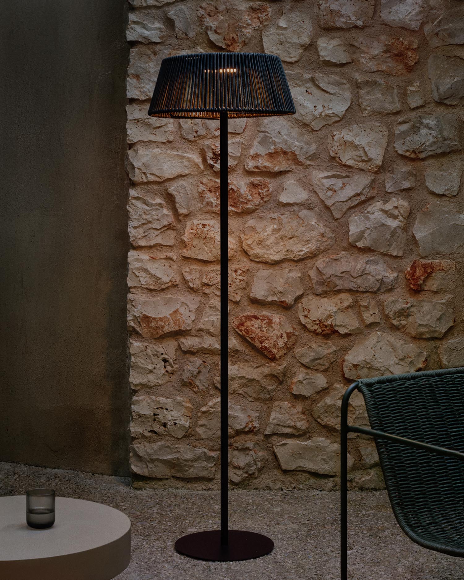 Outdoor-Solar-Stehlampe Aldet aus schwarz-grün marmoriertem Seil und schwarzem Metallsockel Ø 46 cm in Grün präsentiert im Onlineshop von KAQTU Design AG. Outdoor-Beleuchtung ist von Kave Home