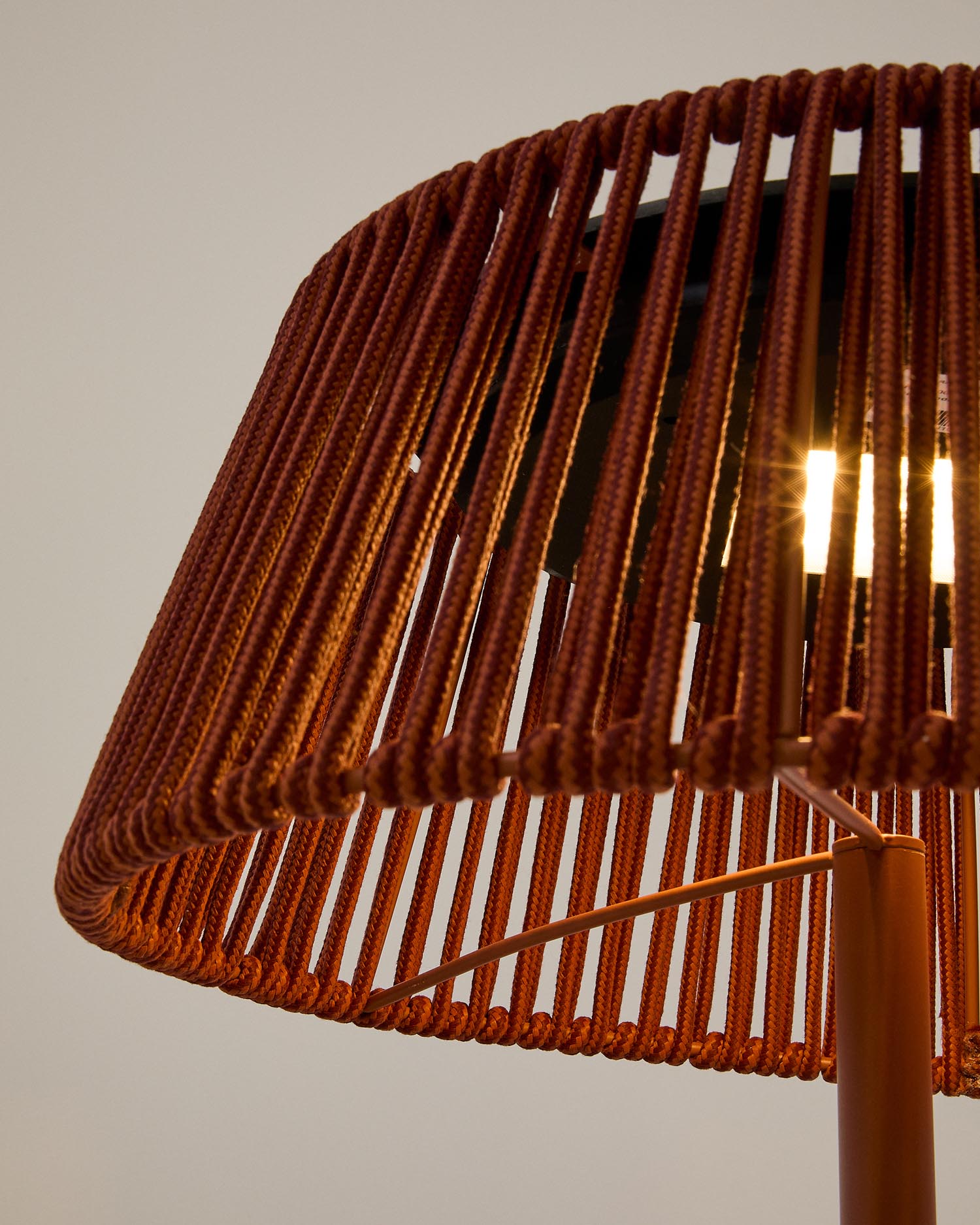 Outdoor-Solar-Stehlampe Aldet aus terrakottafarben marmoriertem Seil und terrakottafarbenem Metallsockel Ø 46 cm in Terrakotta präsentiert im Onlineshop von KAQTU Design AG. Outdoor-Beleuchtung ist von Kave Home