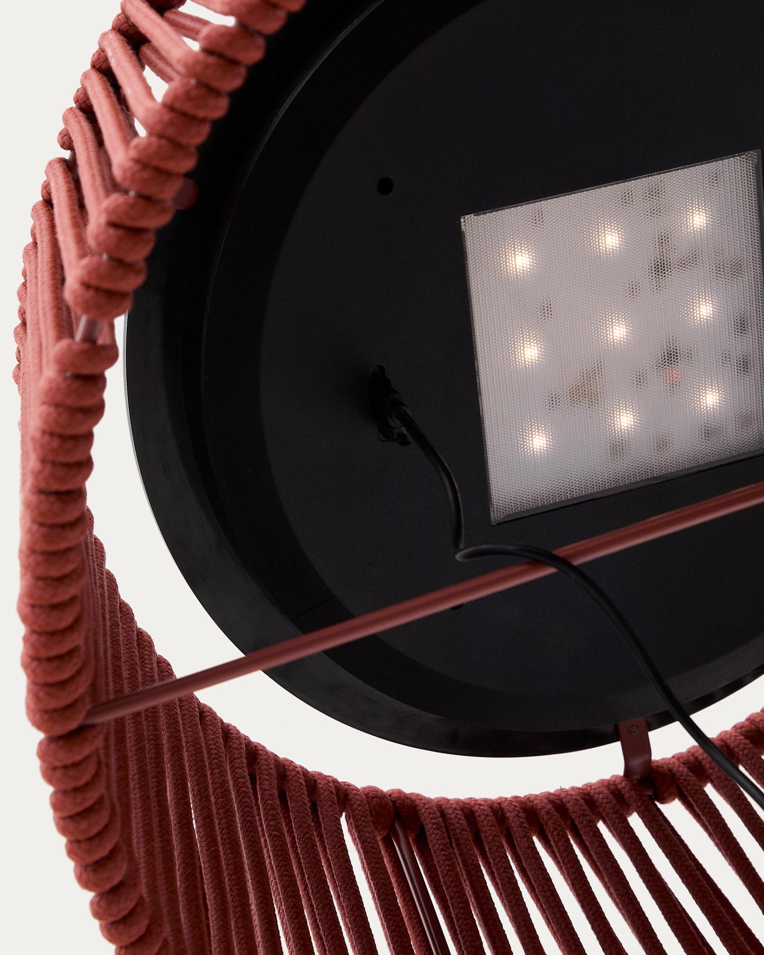 Outdoor-Solar-Stehlampe Aldet aus terrakottafarben marmoriertem Seil und terrakottafarbenem Metallsockel Ø 46 cm in Terrakotta präsentiert im Onlineshop von KAQTU Design AG. Outdoor-Beleuchtung ist von Kave Home
