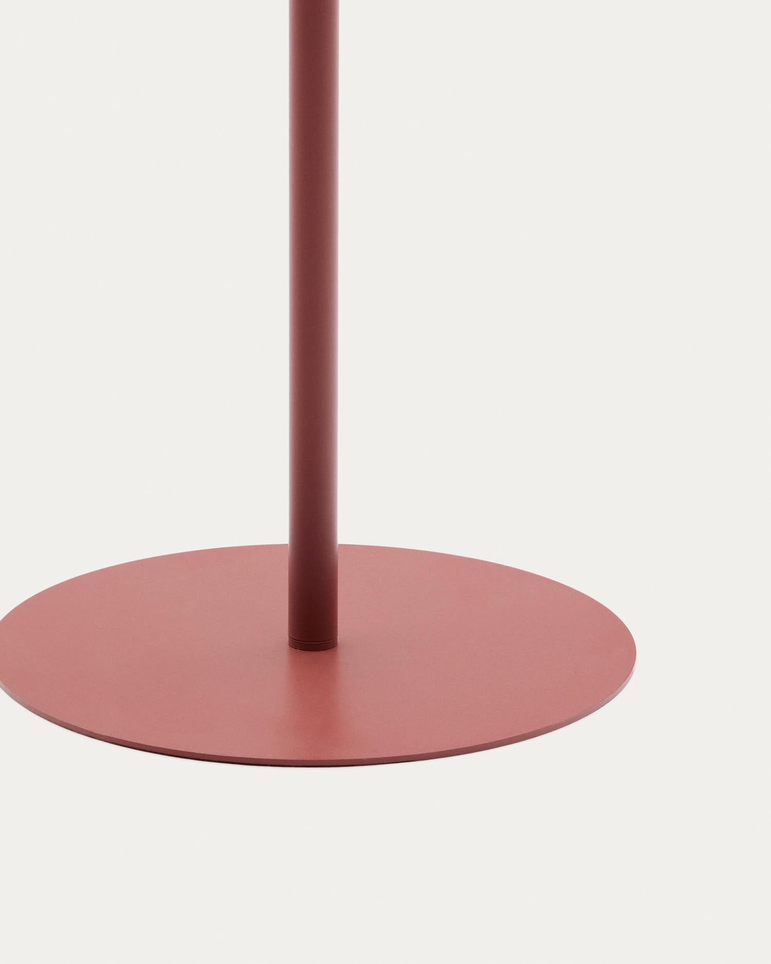 Outdoor-Solar-Stehlampe Aldet aus terrakottafarben marmoriertem Seil und terrakottafarbenem Metallsockel Ø 46 cm in Terrakotta präsentiert im Onlineshop von KAQTU Design AG. Outdoor-Beleuchtung ist von Kave Home