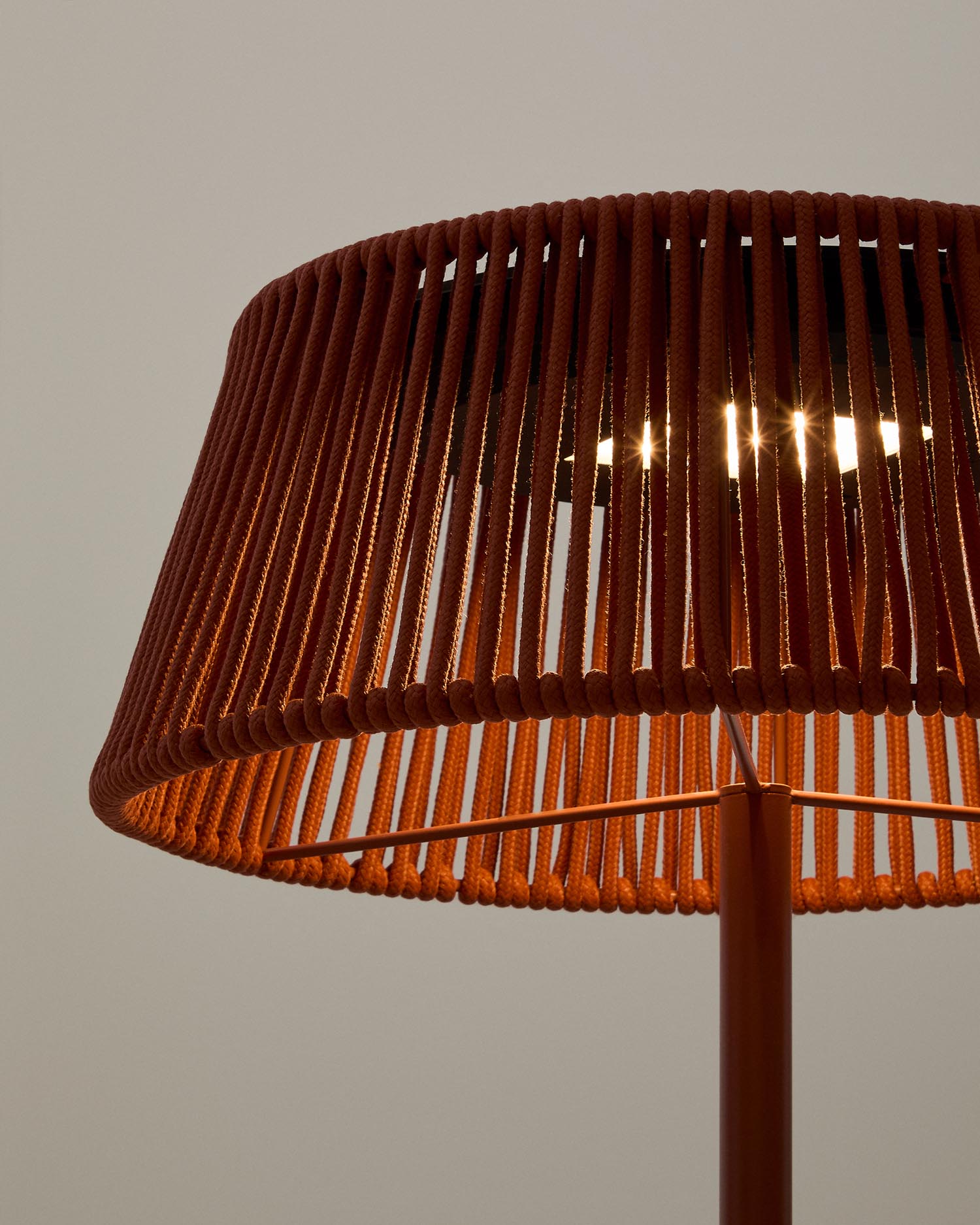 Outdoor-Solar-Stehlampe Aldet aus terrakottafarben marmoriertem Seil und terrakottafarbenem Metallsockel Ø 46 cm in Terrakotta präsentiert im Onlineshop von KAQTU Design AG. Outdoor-Beleuchtung ist von Kave Home