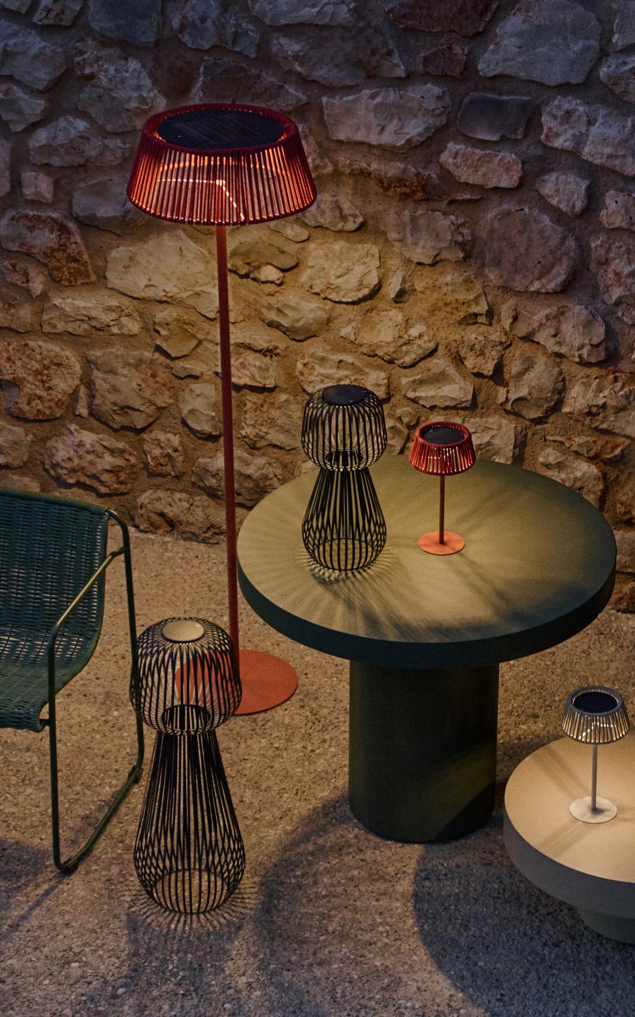 Outdoor-Solar-Stehlampe Aldet aus terrakottafarben marmoriertem Seil und terrakottafarbenem Metallsockel Ø 46 cm in Terrakotta präsentiert im Onlineshop von KAQTU Design AG. Outdoor-Beleuchtung ist von Kave Home