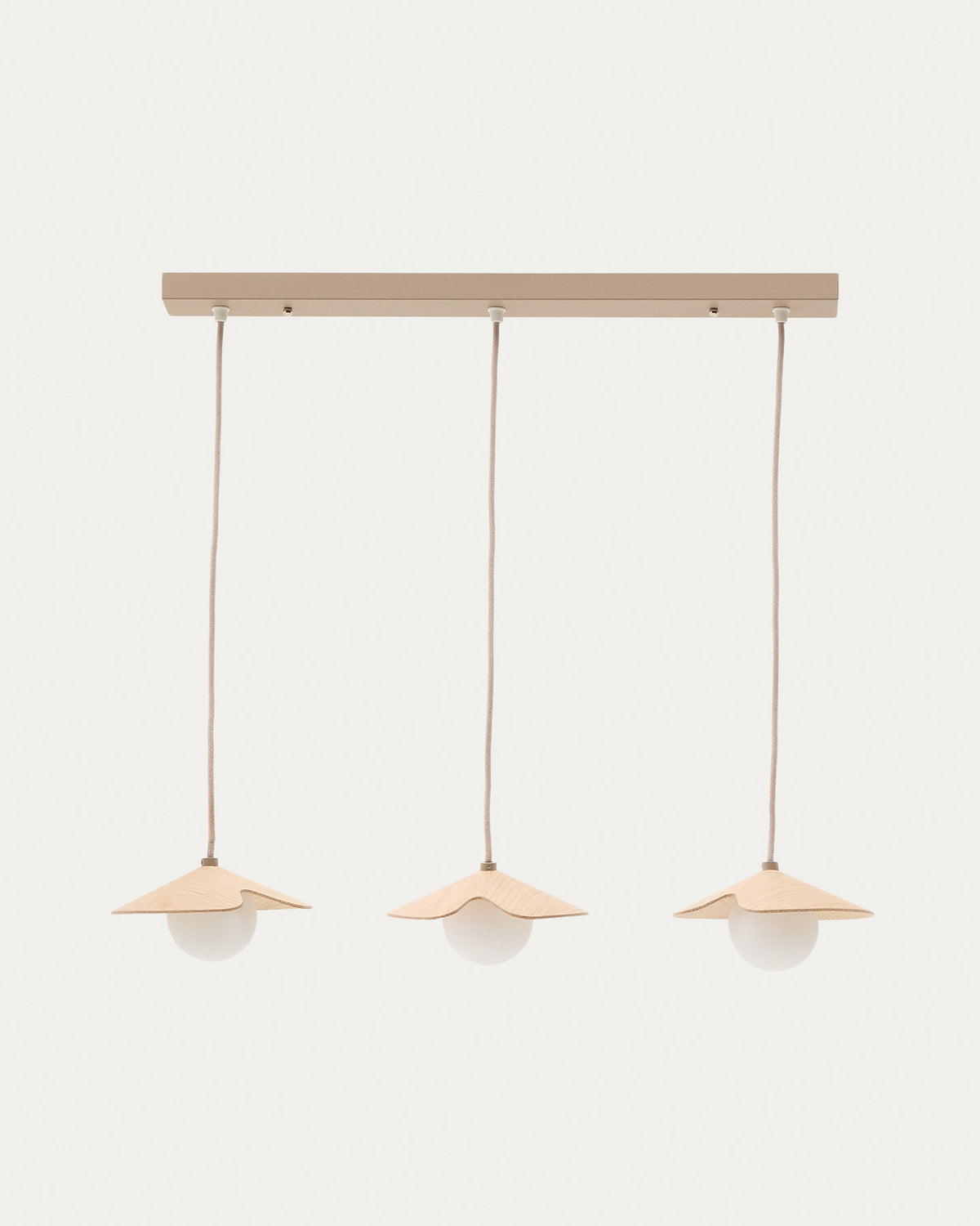 Deckenleuchte Wilara aus Eichenfurnier mit drei weissen Rauchglaskugeln in Natur präsentiert im Onlineshop von KAQTU Design AG. Pendelleuchte ist von Kave Home