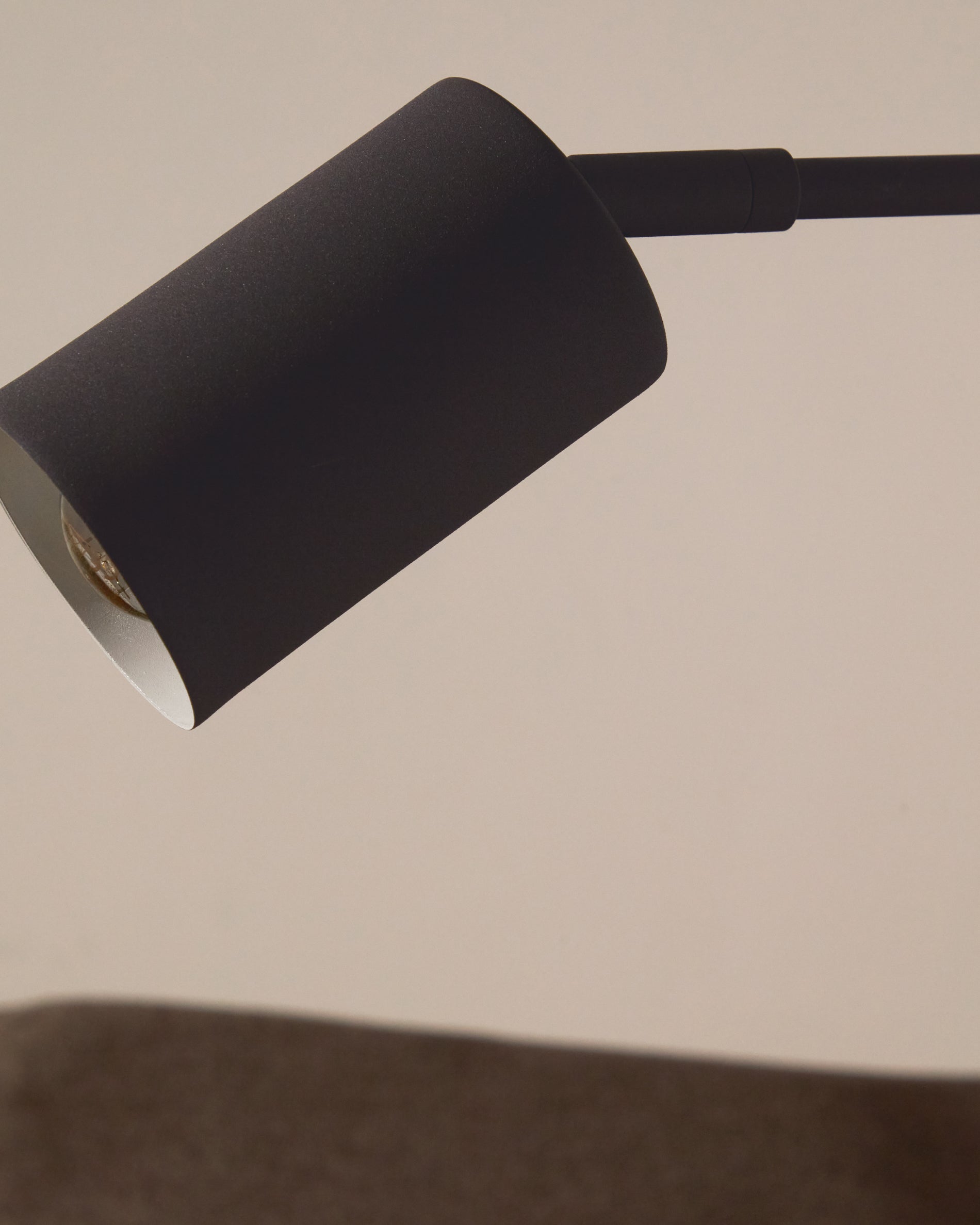 Schreibtischlampe Manie aus Metall mit Finish in schwarzer Gusseisenoptik in Schwarz präsentiert im Onlineshop von KAQTU Design AG. Tischleuchte ist von Kave Home