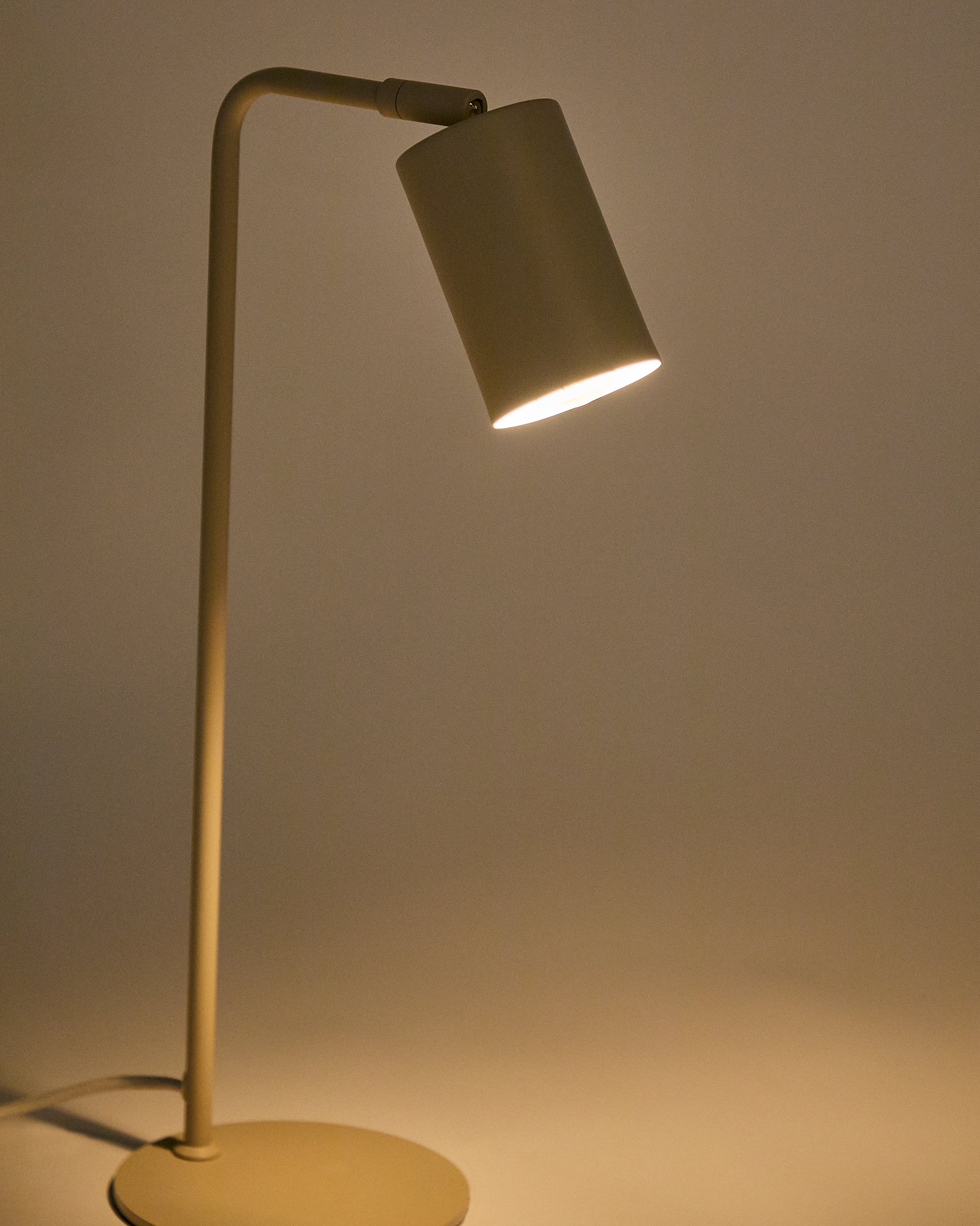 Schreibtischlampe Manie aus Metall mit beigem, texturiertem Finish in Beige präsentiert im Onlineshop von KAQTU Design AG. Tischleuchte ist von Kave Home