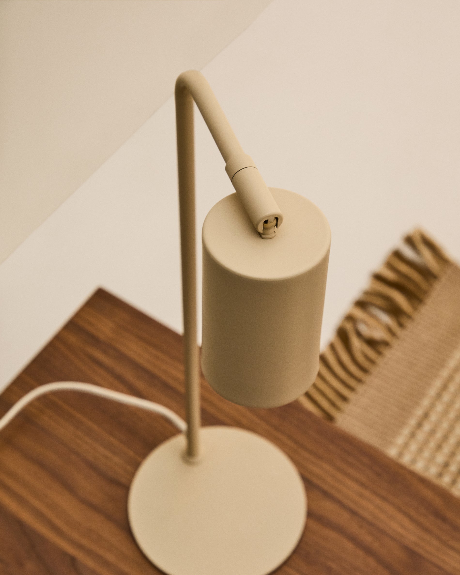 Schreibtischlampe Manie aus Metall mit beigem, texturiertem Finish in Beige präsentiert im Onlineshop von KAQTU Design AG. Tischleuchte ist von Kave Home