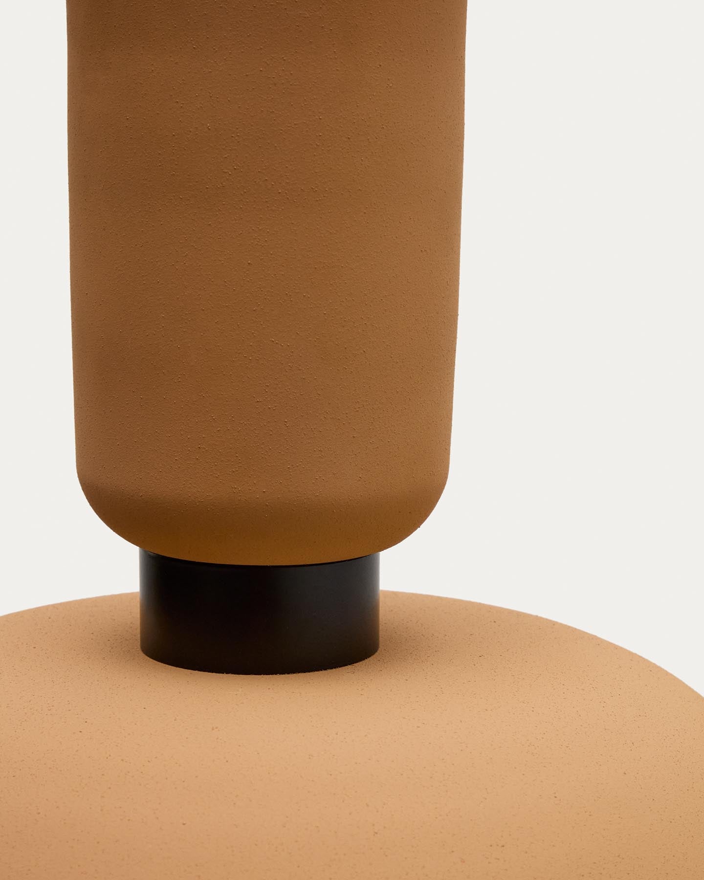 Deckenleuchte Nibla aus Metall in Terrakottaoptik Ø 40 cm in Terrakotta präsentiert im Onlineshop von KAQTU Design AG. Lampenschirm ist von Kave Home