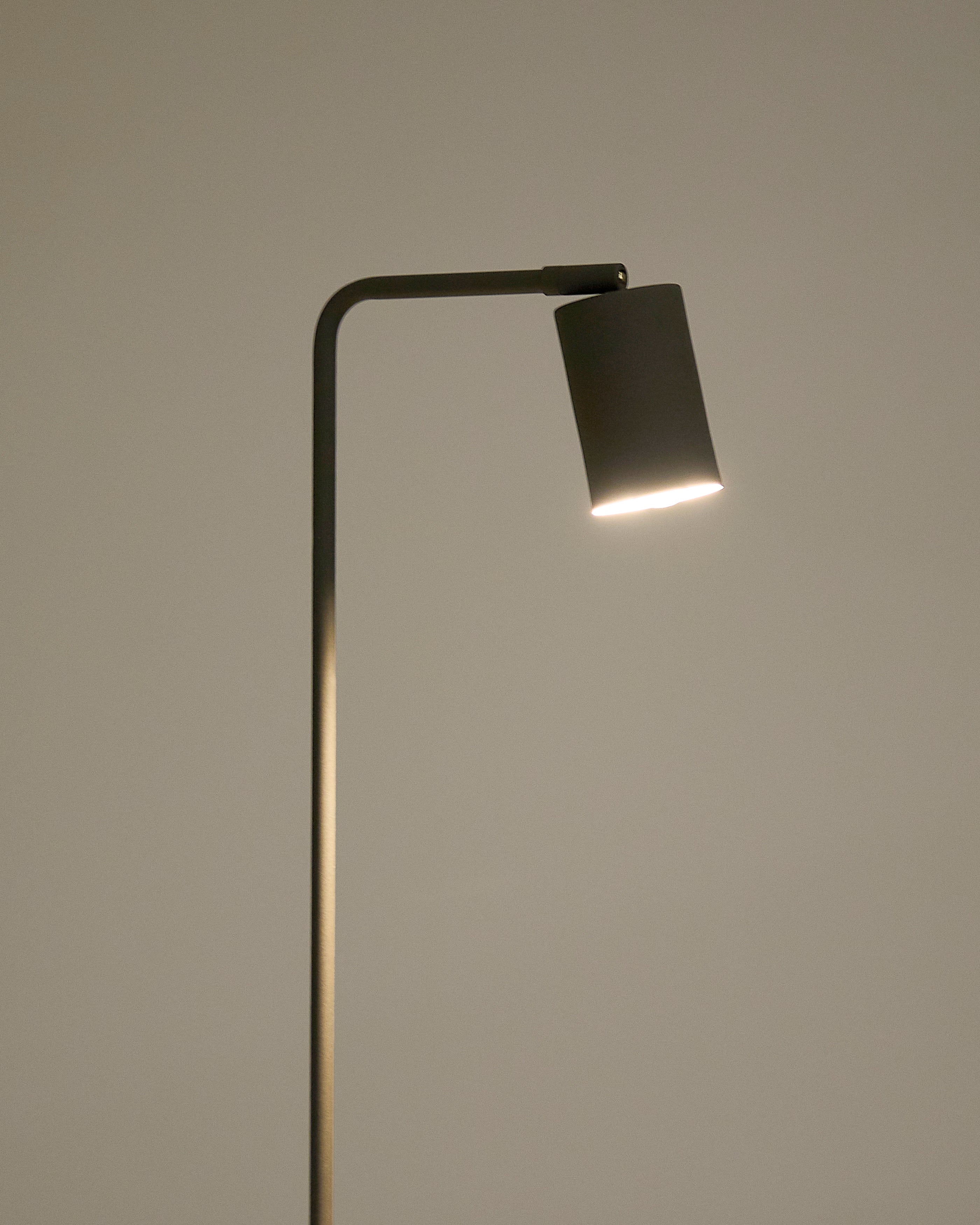 Stehlampe Manie aus Metall mit Finish in schwarzer Gusseisenoptik in Schwarz präsentiert im Onlineshop von KAQTU Design AG. Stehleuchte ist von Kave Home