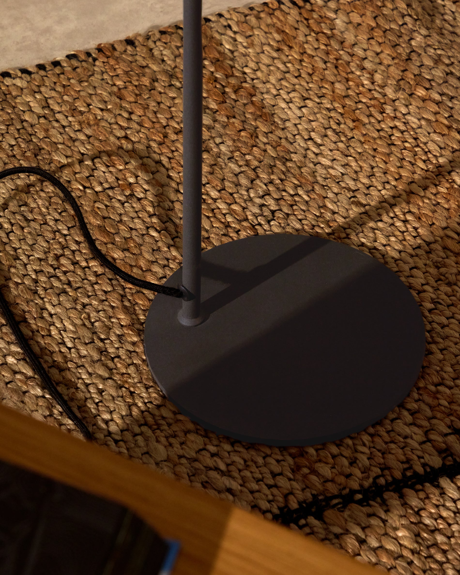 Stehlampe Manie aus Metall mit Finish in schwarzer Gusseisenoptik in Schwarz präsentiert im Onlineshop von KAQTU Design AG. Stehleuchte ist von Kave Home