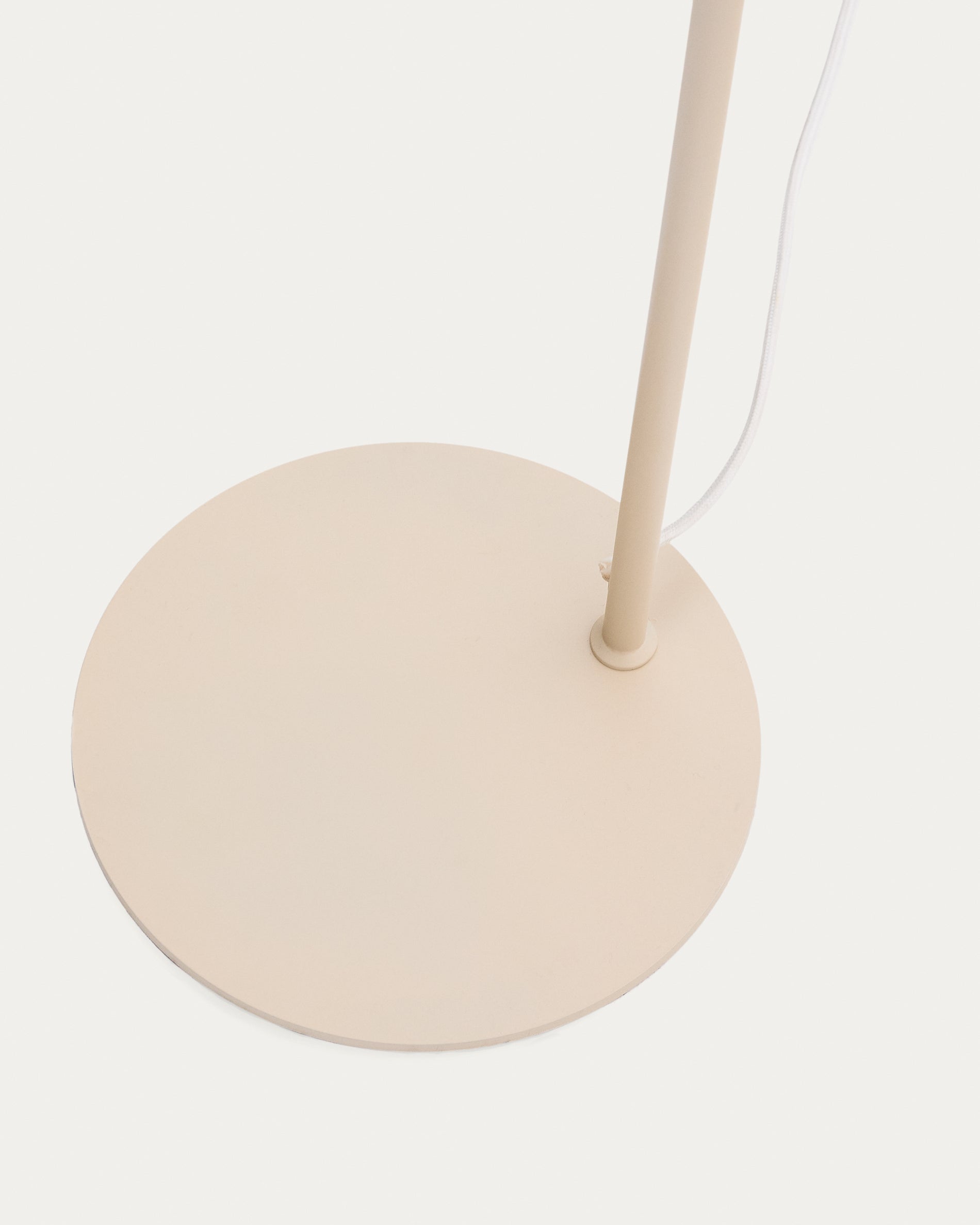 Stehlampe Manie aus Metall mit beigem, texturiertem Finish in Beige präsentiert im Onlineshop von KAQTU Design AG. Stehleuchte ist von Kave Home