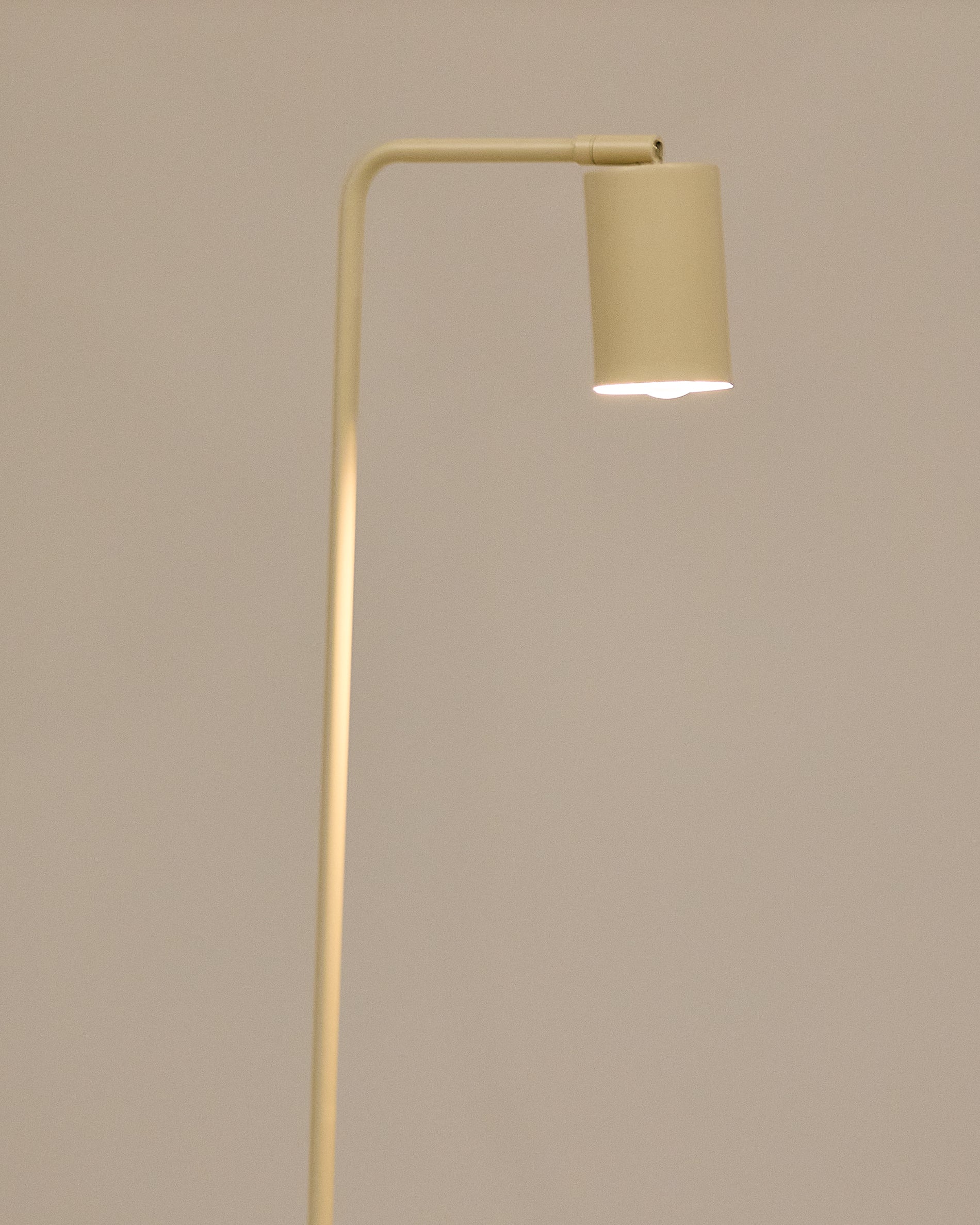 Stehlampe Manie aus Metall mit beigem, texturiertem Finish in Beige präsentiert im Onlineshop von KAQTU Design AG. Stehleuchte ist von Kave Home