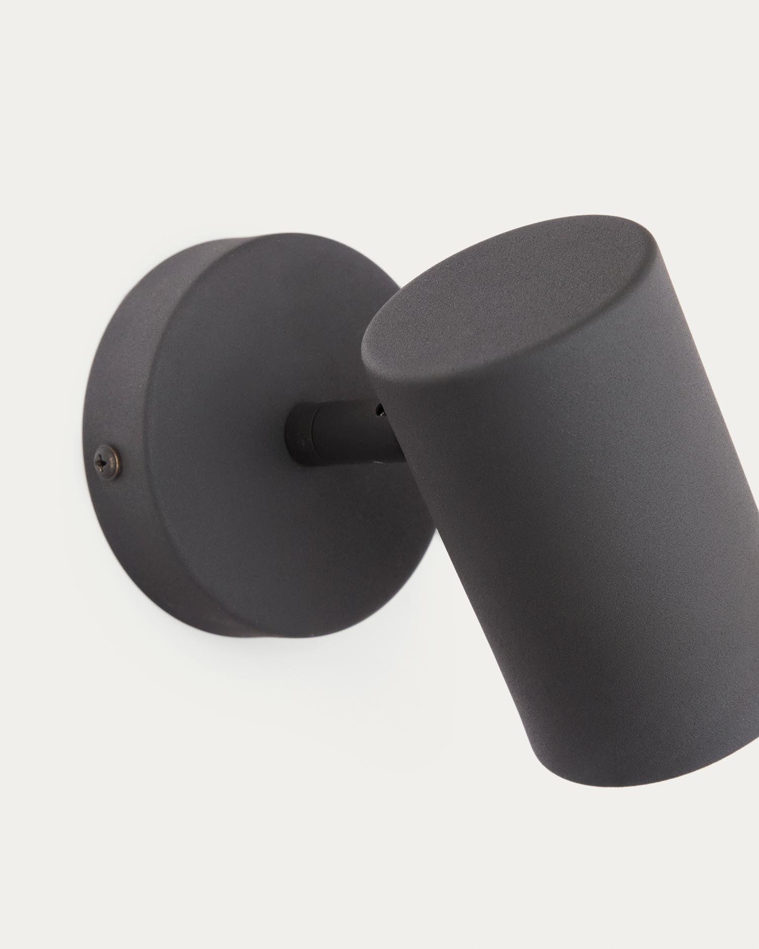Wandleuchte Manie aus Metall mit Finish in schwarzer Gusseisenoptik in Schwarz präsentiert im Onlineshop von KAQTU Design AG. Wandleuchte ist von Kave Home