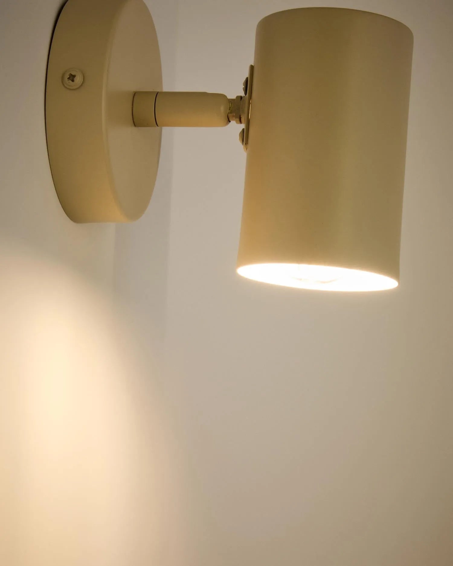 Wandleuchte Manie aus Metall mit beigem, texturiertem Finish in Beige präsentiert im Onlineshop von KAQTU Design AG. Wandleuchte ist von Kave Home