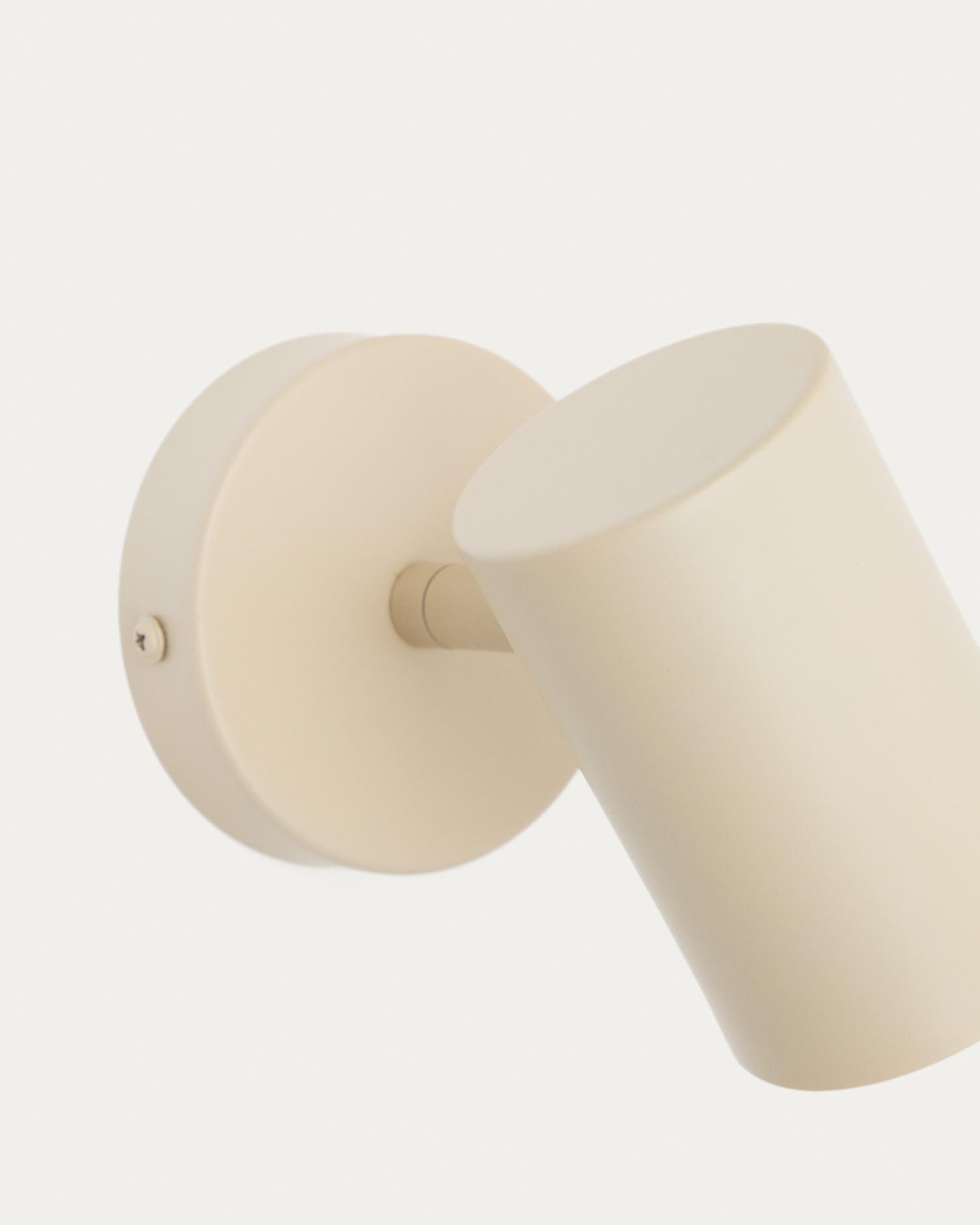 Die Wandleuchte Manie von Kave Home kombiniert stilvolles Design mit Funktionalität. Ihr beiges, texturiertes Metallfinish und die verstellbare Lichtquelle passen perfekt in moderne Räume.