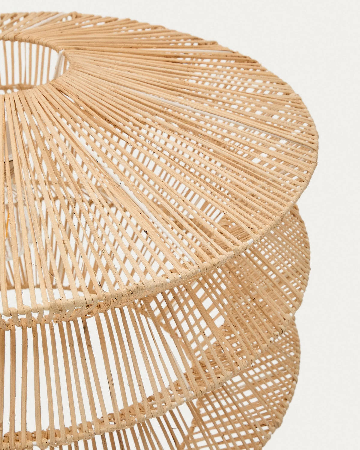 Lampenschirm Dakit aus handgeflochtenem Rattan mit Eisenrahmen in Naturfarbe, rund geformt für Deckenleuchten.