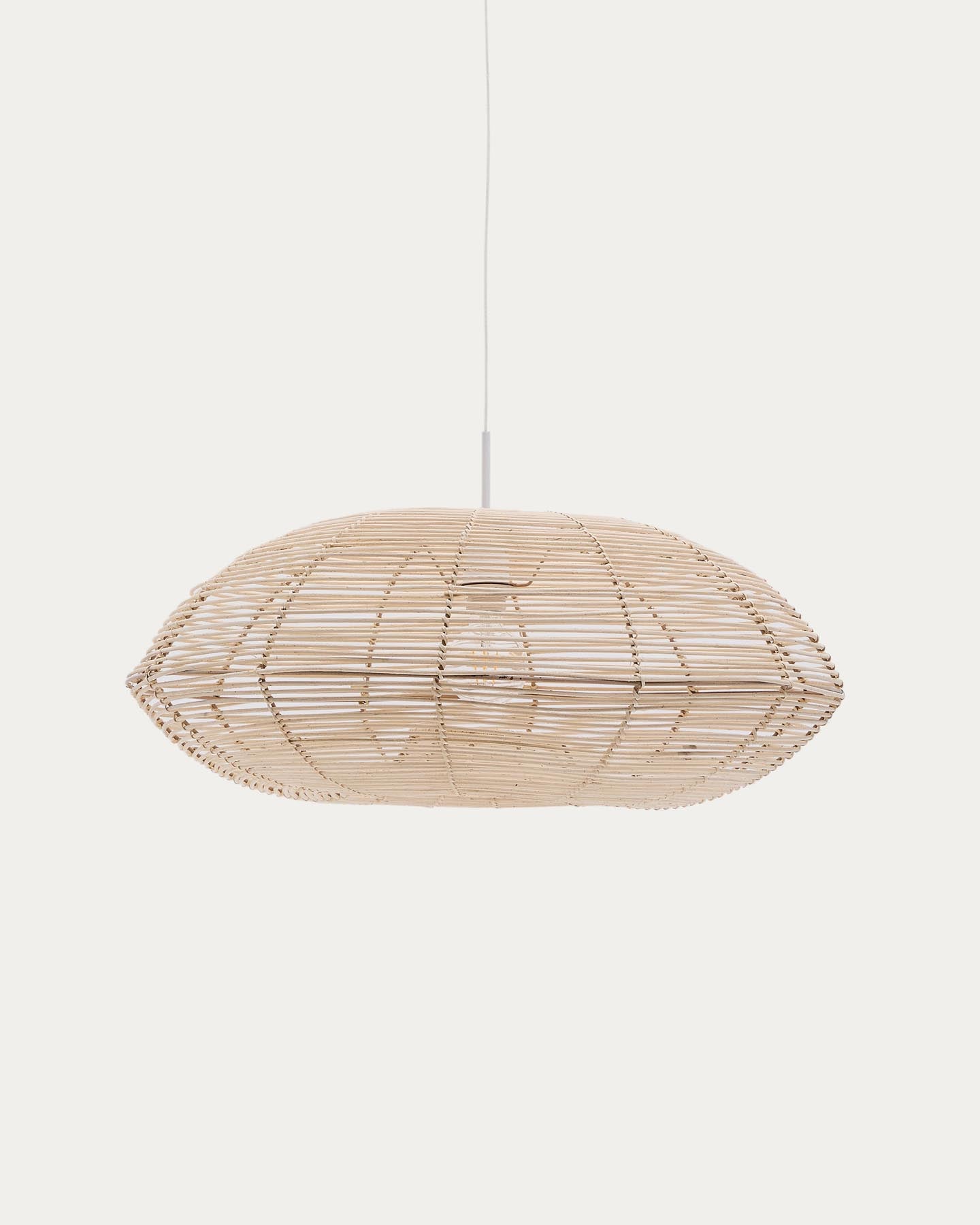 Lampenschirm für Deckenleuchte Flaro aus Rattan mit aufgehelltem Finish Ø 70 cm in Natur präsentiert im Onlineshop von KAQTU Design AG. Lampenschirm ist von Kave Home