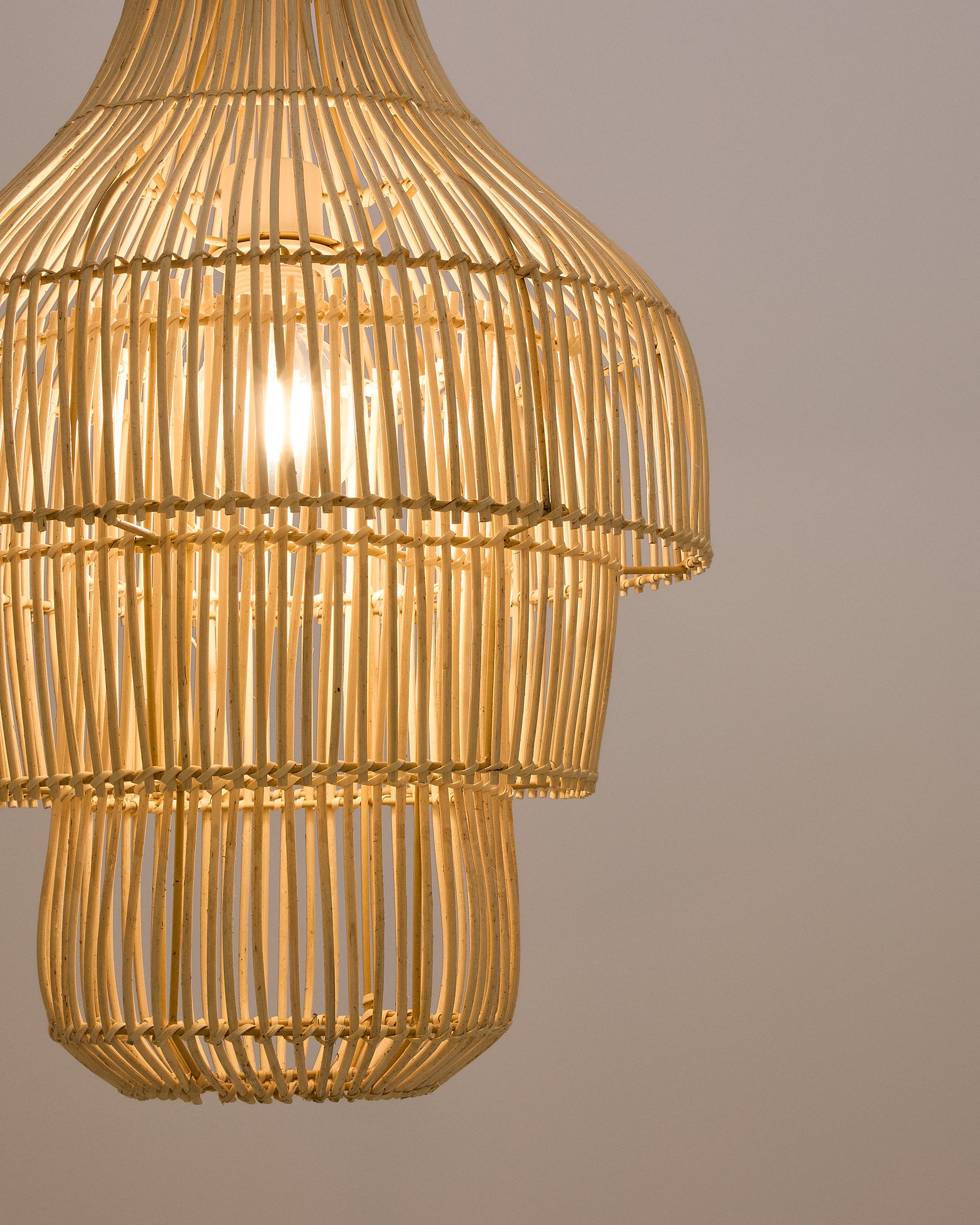 Lampenschirm für Deckenleuchte Janoa aus Rattan mit aufgehelltem Finish Ø 38 cm in Natur präsentiert im Onlineshop von KAQTU Design AG. Lampenschirm ist von Kave Home