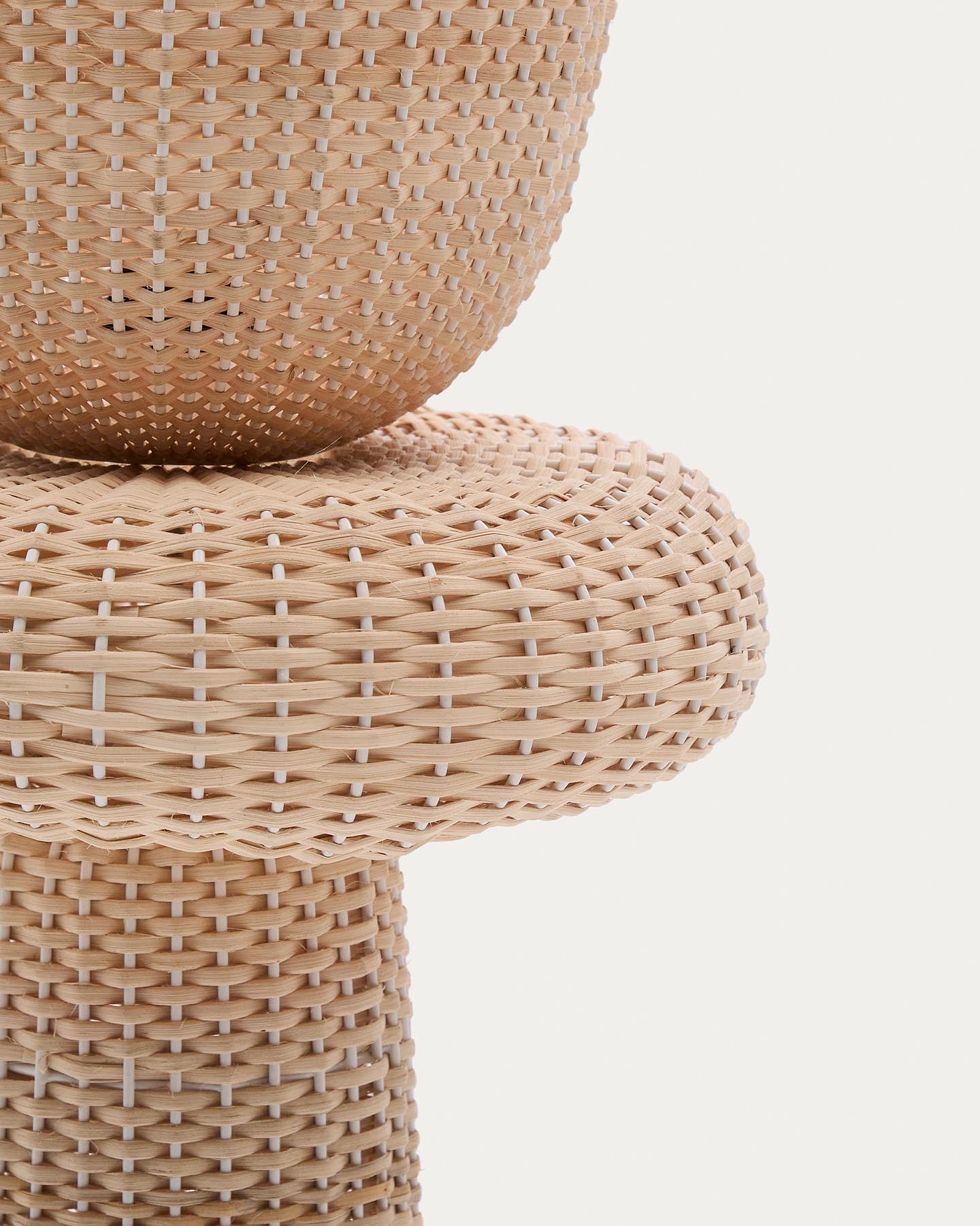 Stehlampe Neuda aus Rattan mit hellem Finish in Natur präsentiert im Onlineshop von KAQTU Design AG. Stehleuchte ist von Kave Home