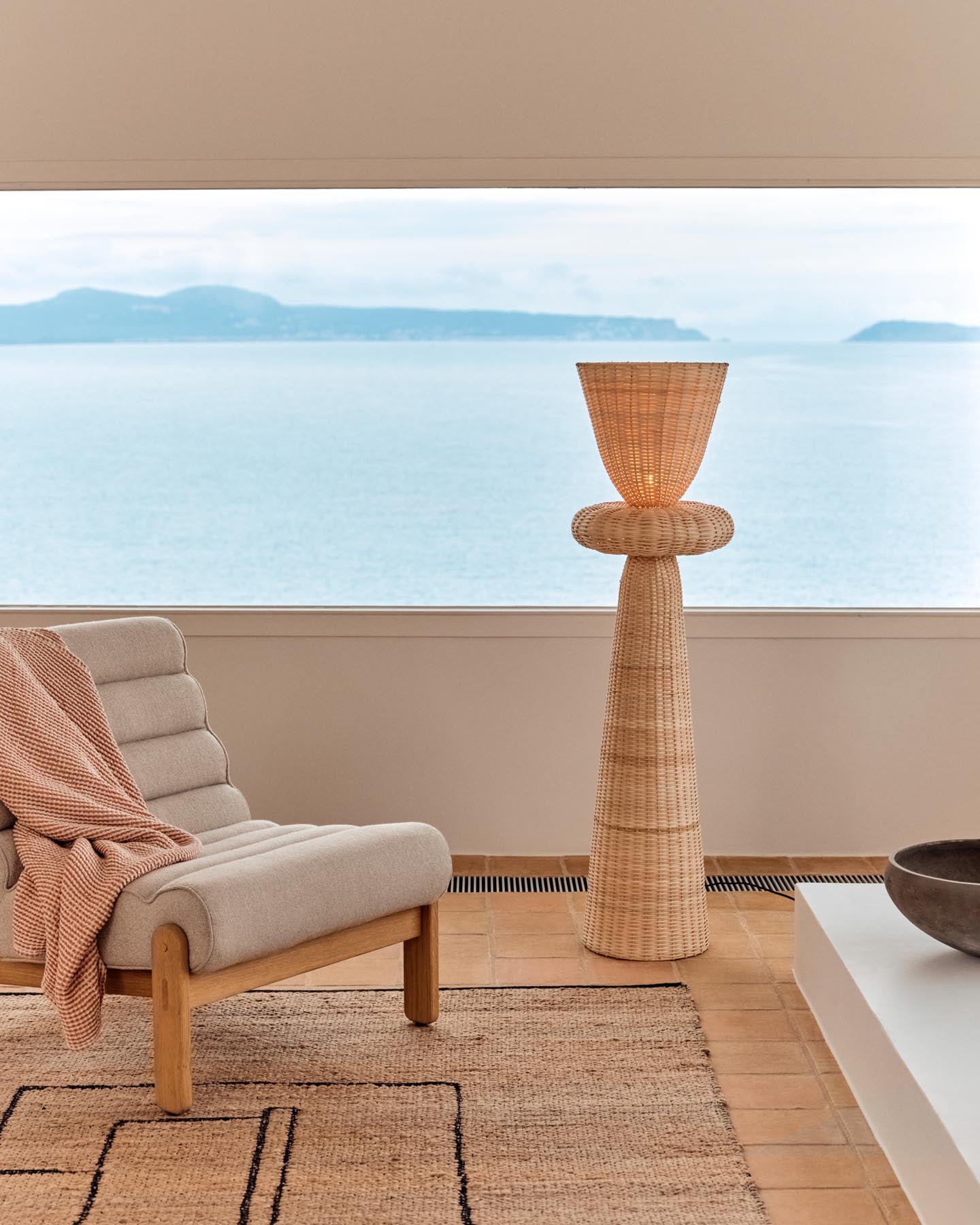 Stehlampe Neuda aus Rattan mit hellem Finish in Natur präsentiert im Onlineshop von KAQTU Design AG. Stehleuchte ist von Kave Home