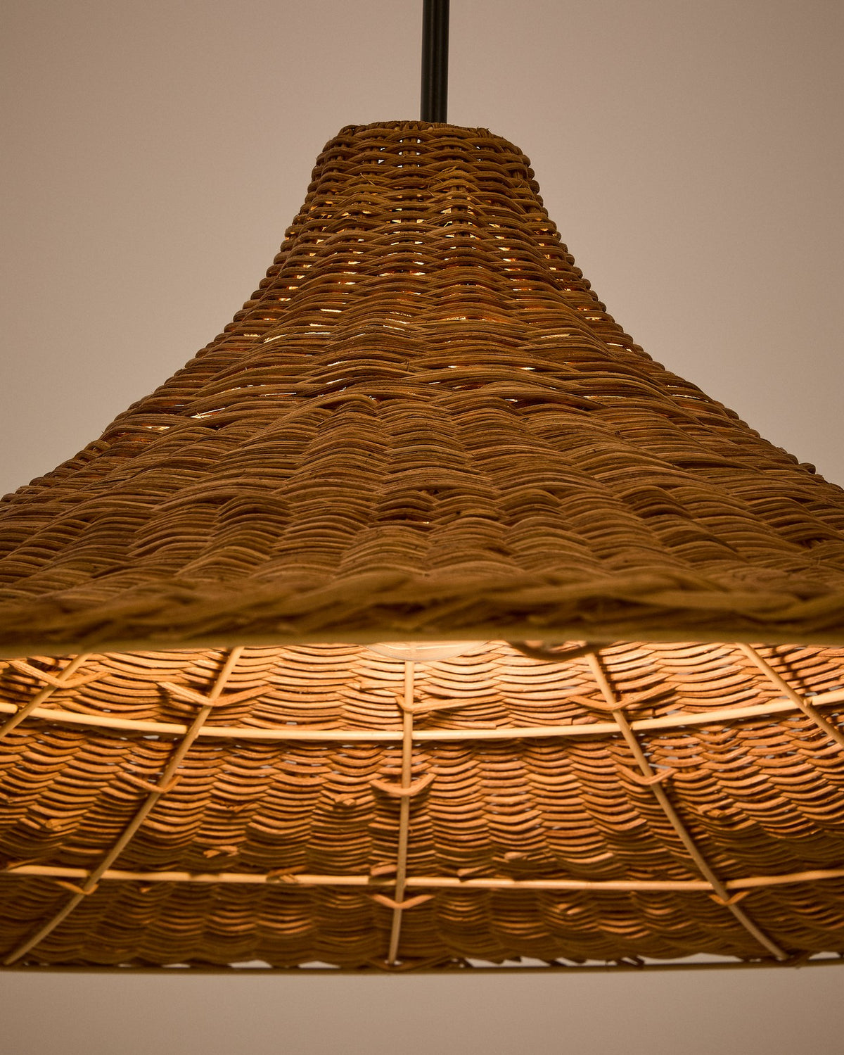 Runder Lampenschirm aus handgeflochtenem Rattan mit Eisengestell in natürlichem Farbton, Durchmesser 70 cm, für Deckenleuchte.