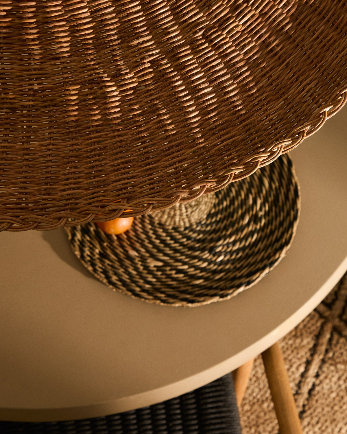 Runder Lampenschirm aus handgeflochtenem Rattan mit Eisengestell in natürlichem Farbton, Durchmesser 70 cm, für Deckenleuchte.