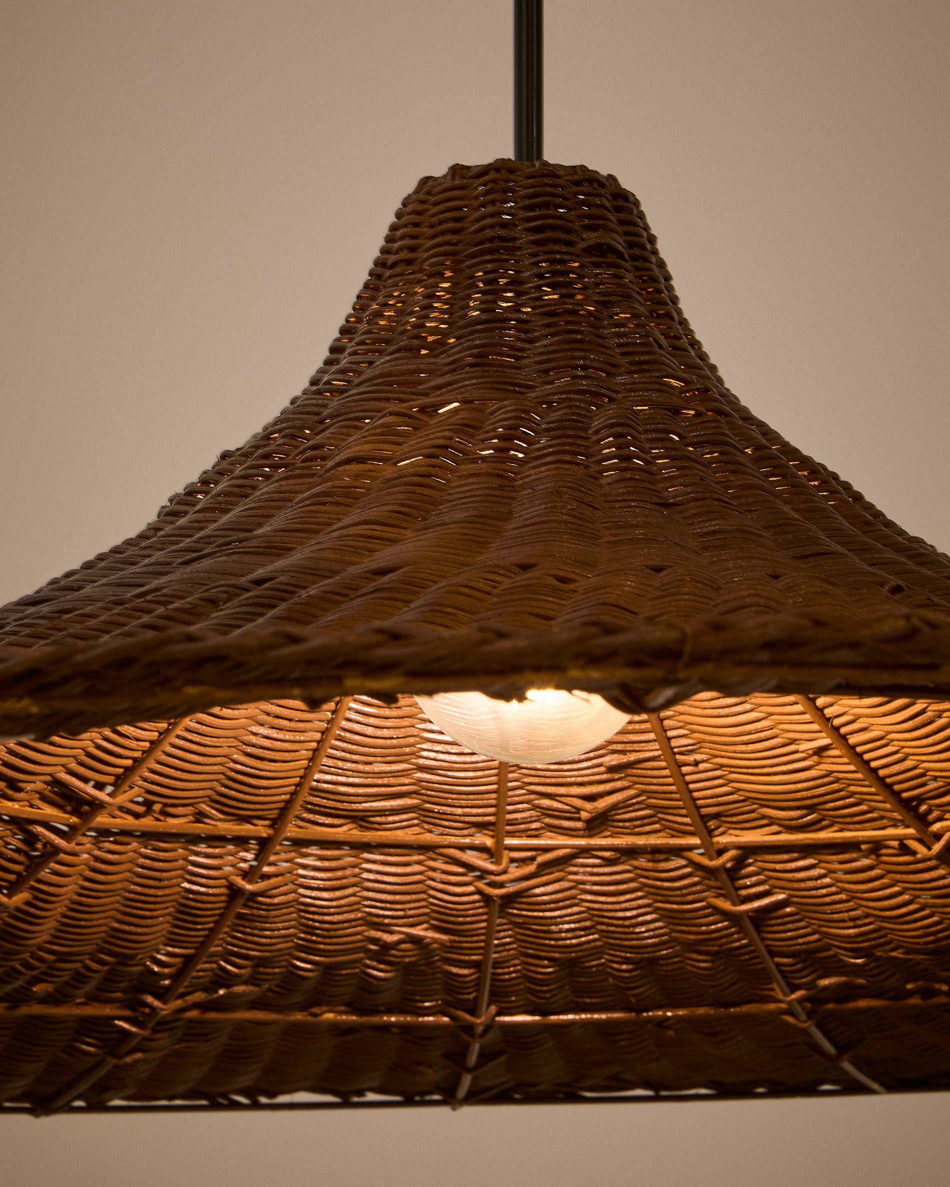 Lampenschirm für Deckenleuchte Bladia aus Rattan mit Finish in Braun Ø 90 cm in Braun präsentiert im Onlineshop von KAQTU Design AG. Lampenschirm ist von Kave Home